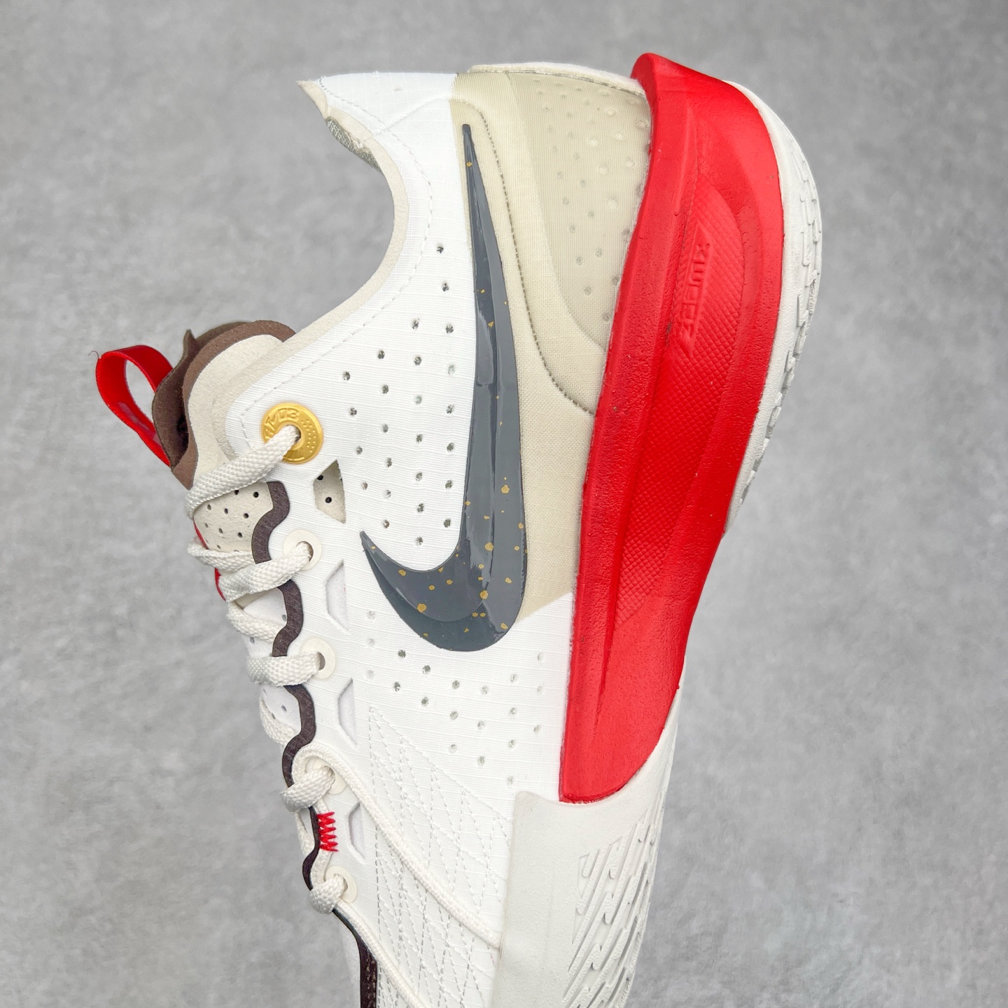 图片[7]-NK G.T. Cut 3.0 EP GT3代实战篮球鞋 HV5977-102 该鞋款采用出众回弹设计 为切入、转向和移步篮筐提供出色的能量回馈 回弹性能带来弹力充沛的迈步体验 助你爆发疾速 全掌型 ZoomX 泡绵 缔造弹力出众的轻盈迈步体验 助你在比赛升温时能够急速快攻 驰骋全场 鞋面绳线与鞋带相结合 有助稳固前足 后跟搭配加垫鞋口 为脚踝营造舒适稳固感受 全掌型 ZoomX 泡绵 能够带来出众的能量回馈 前足外侧采用精巧塑料覆面 在瞬间爆发时提供稳固脚感 尺码：40 40.5 41 42 42.5 43 44 44.5 45 46-选品中心