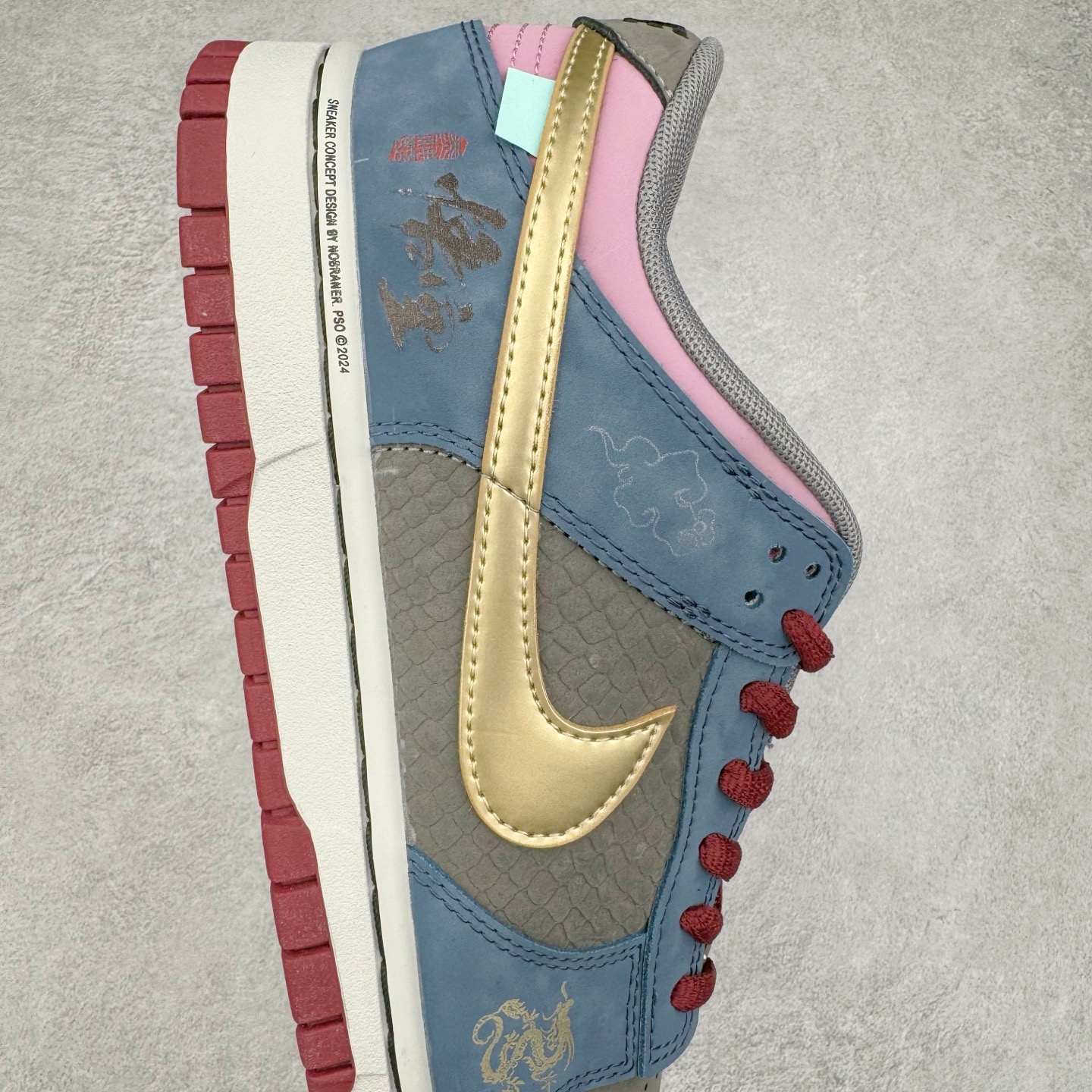 图片[6]-＃YC纯原 NK Dunk Low 黑神话悟空 WK0820-001 定制系列天花板 无原鞋不开发 全系列得物原鞋一比一校对开发 配色持续更新中 终端对接 优势输出 全套原厂楦头原纸板数据档案倾力打造 原汁原味莞产 极致还原 圈内最强针车工艺 高端零售指定版 广东原厂配套原盒原标 鞋盒分三个尺码段 原厂冲刀 超高清洁度 全鞋零毛边皮料切割 采用原厂百宏鞋带以及原厂百宏织唛舌标 内标可供原厂几率过验 进口原装条纹中底布 四线拉帮白色点胶 原厂拉帮手法遵循公司 原厂电绣 极致还原 尺码：36 36.5 37.5 38 38.5 39 40 40.5 41 42 42.5 43 44 44.5 45 46-选品中心