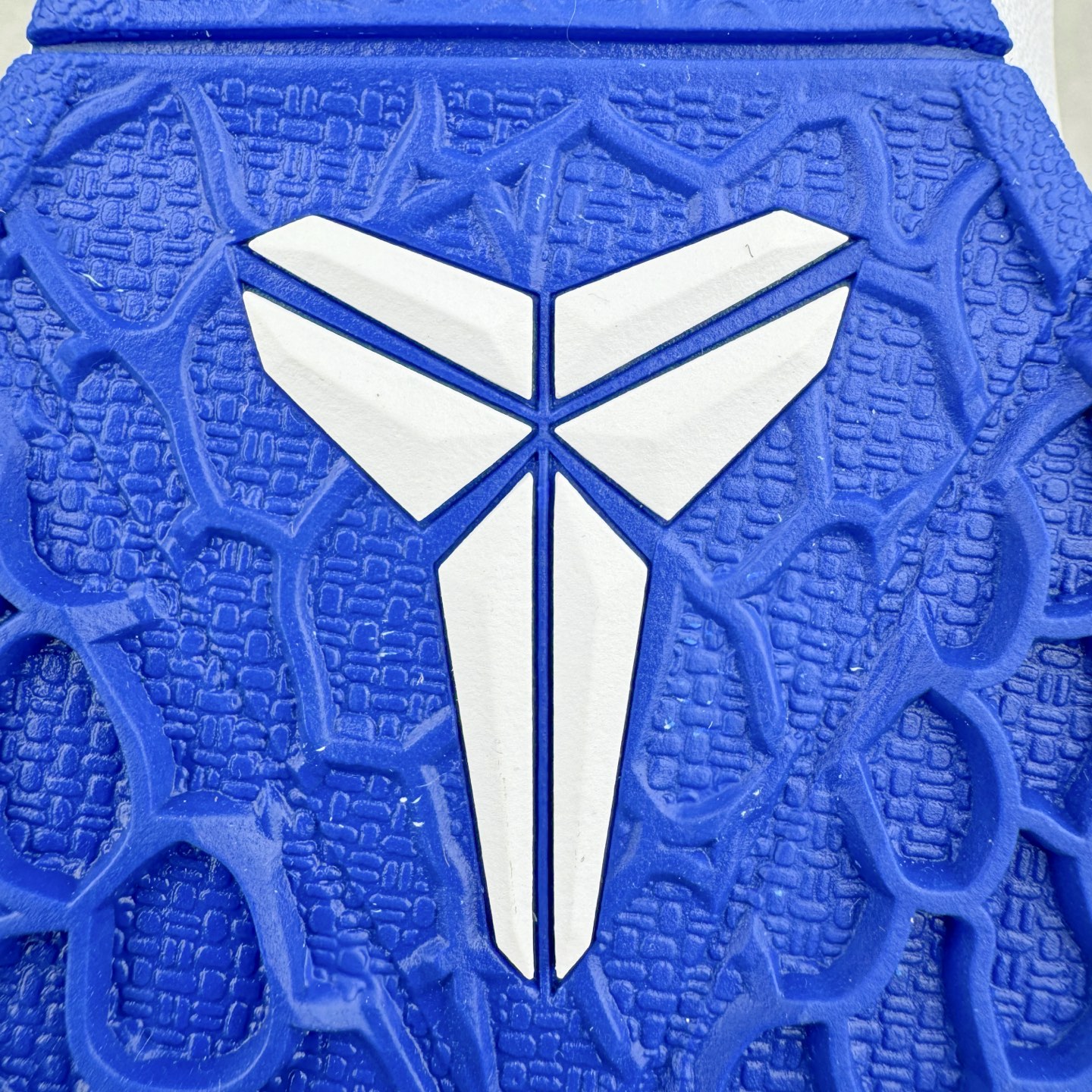 图片[21]-＃GX纯原 NK Zoom Kobe 6 Protro 科比六代 蓝白 CW2190-400 完美复刻公司货 前掌超大Zoom Turbo气垫 后掌EVA缓震 真正的原汁原味 还原ZP脚感 全身鞋材卡料色独家定制 唯一正确喷漆工艺Swoosh 正确凹凸蛇鳞工艺 正确鞋面渐变效果 内全置真动飞态线 独立原厂模具 最大尺码达到48.5码 首批不拼图大几率过验 亲测已过 支持各种高强度实战 无需担心 上脚价 补货周期极长 脚宽建议买大半码 科比系列前掌偏窄 不影响二次销售 支持七天无理由退换 尺码：40 40.5 41 42 42.5 43 44 44.5 45 45.5 46 47.5 48.5 49.6 50.5-选品中心