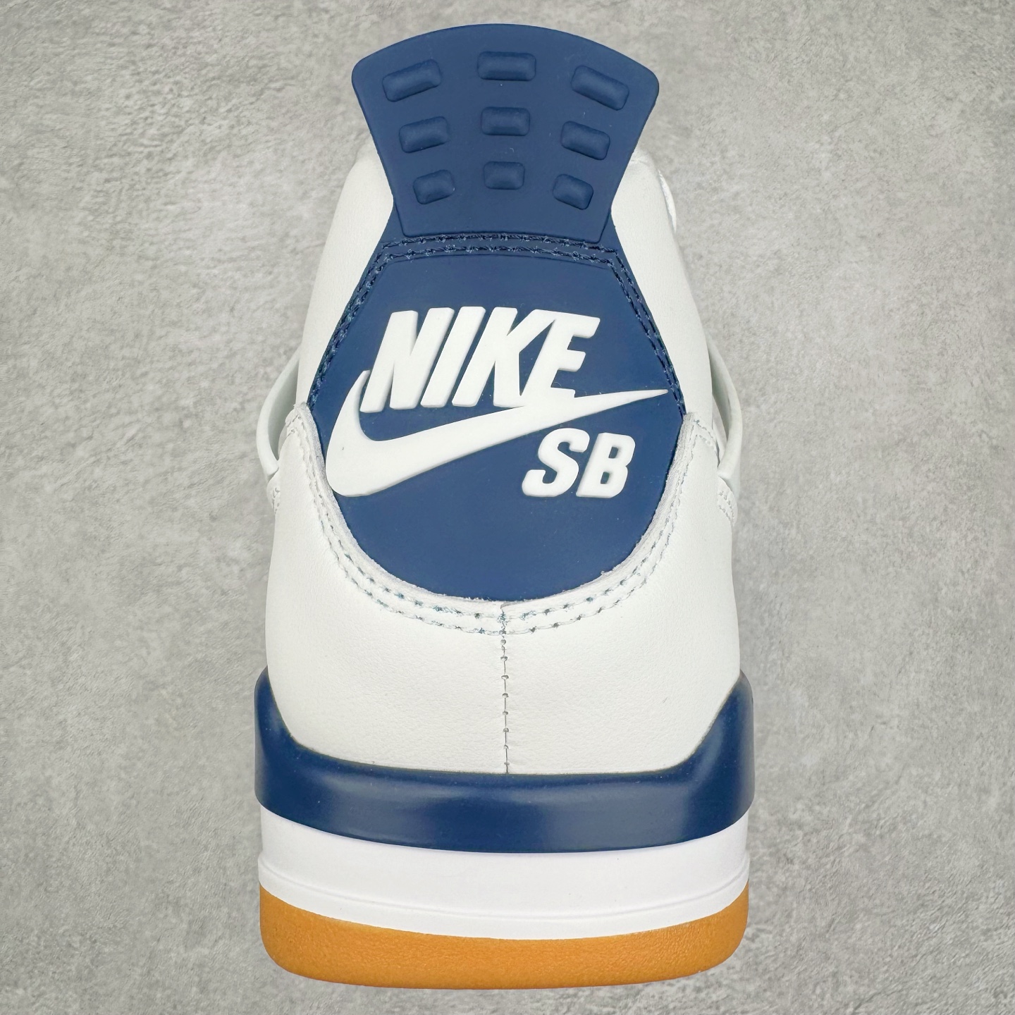 图片[8]-＃KZ神版 NK SB x Air Jordan AJ4 联名海军蓝 白蓝 DR5415-100 重点区分市面 唯一正确细节 后跟饰片中心位置有合模线 超弹硅胶材质 内层不织布补强 补强为硅胶提供更强耐久性 避免断裂 独家外贸特供尺码含 45.5 49.5 50.5 国内外口碑最好最推荐的产品 市场中端王者 亲自操刀耗时半年巨作 全套原纸板楦头开发 确保原汁原味 完美呈现四代版型 一比一鞋头弧度高度鞋身弧度 此版本只针对中端市场 皮料材质有所更替 其他数据细节工艺流程均保持一致 绝不口嗨 细节品控鞋型随意秒杀市面3XX 4XX 原厂TPU网格鞋带扣 正确内里网布 菱角分明不变形无多余毛边 柔软性质感一致于原鞋 市场唯一原厂鞋扣模具 背面可见隐藏注塑口 原厂织唛标 原厂飞人电绣工艺 尾指中部跳三针 独家绑鞋带手法 印刷中底布 四线拉帮 米色美纹纸贴合固定 进口港宝加持 后跟自然饱满 全鞋荧光划线卡点 追求极致完美 每一双都是工艺品 多重QC质检 超越公司货的品控标准 实实在在的免检产品 尺码：40 40.5 41 42 42.5 43 44 44.5 45 45.5 46 47.5 48.5 49.5 50.5-选品中心