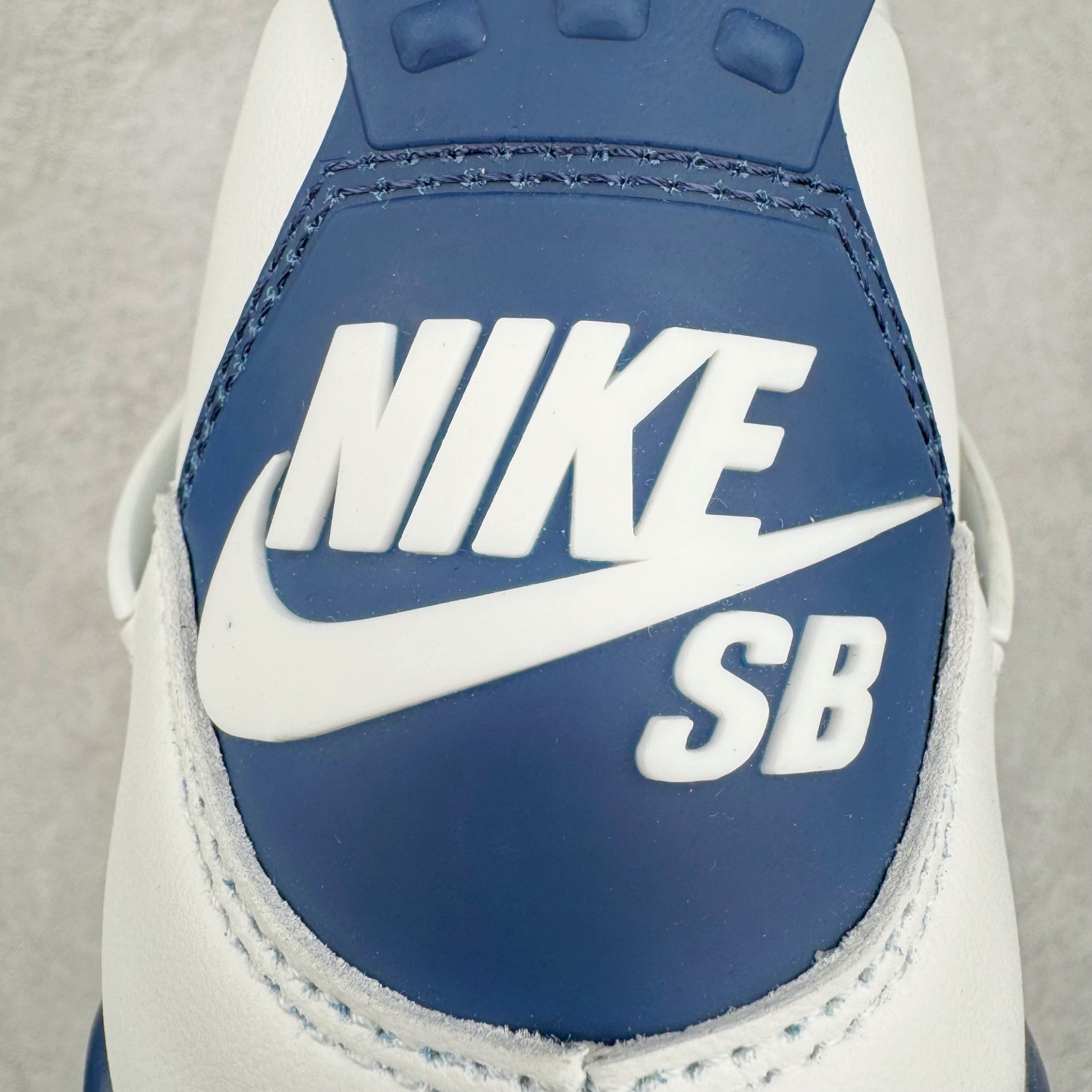 图片[10]-＃KZ神版 NK SB x Air Jordan AJ4 联名海军蓝 白蓝 DR5415-100 重点区分市面 唯一正确细节 后跟饰片中心位置有合模线 超弹硅胶材质 内层不织布补强 补强为硅胶提供更强耐久性 避免断裂 独家外贸特供尺码含 45.5 49.5 50.5 国内外口碑最好最推荐的产品 市场中端王者 亲自操刀耗时半年巨作 全套原纸板楦头开发 确保原汁原味 完美呈现四代版型 一比一鞋头弧度高度鞋身弧度 此版本只针对中端市场 皮料材质有所更替 其他数据细节工艺流程均保持一致 绝不口嗨 细节品控鞋型随意秒杀市面3XX 4XX 原厂TPU网格鞋带扣 正确内里网布 菱角分明不变形无多余毛边 柔软性质感一致于原鞋 市场唯一原厂鞋扣模具 背面可见隐藏注塑口 原厂织唛标 原厂飞人电绣工艺 尾指中部跳三针 独家绑鞋带手法 印刷中底布 四线拉帮 米色美纹纸贴合固定 进口港宝加持 后跟自然饱满 全鞋荧光划线卡点 追求极致完美 每一双都是工艺品 多重QC质检 超越公司货的品控标准 实实在在的免检产品 尺码：40 40.5 41 42 42.5 43 44 44.5 45 45.5 46 47.5 48.5 49.5 50.5-选品中心