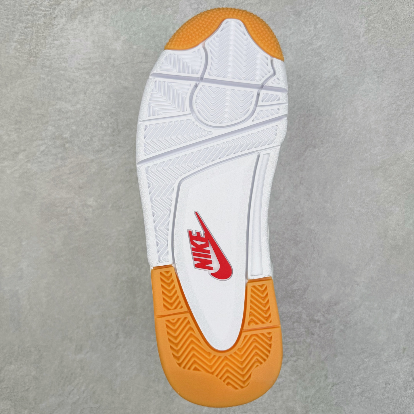 图片[9]-＃KZ神版 NK SB x Air Jordan AJ4 联名海军蓝 白蓝 DR5415-100 重点区分市面 唯一正确细节 后跟饰片中心位置有合模线 超弹硅胶材质 内层不织布补强 补强为硅胶提供更强耐久性 避免断裂 独家外贸特供尺码含 45.5 49.5 50.5 国内外口碑最好最推荐的产品 市场中端王者 亲自操刀耗时半年巨作 全套原纸板楦头开发 确保原汁原味 完美呈现四代版型 一比一鞋头弧度高度鞋身弧度 此版本只针对中端市场 皮料材质有所更替 其他数据细节工艺流程均保持一致 绝不口嗨 细节品控鞋型随意秒杀市面3XX 4XX 原厂TPU网格鞋带扣 正确内里网布 菱角分明不变形无多余毛边 柔软性质感一致于原鞋 市场唯一原厂鞋扣模具 背面可见隐藏注塑口 原厂织唛标 原厂飞人电绣工艺 尾指中部跳三针 独家绑鞋带手法 印刷中底布 四线拉帮 米色美纹纸贴合固定 进口港宝加持 后跟自然饱满 全鞋荧光划线卡点 追求极致完美 每一双都是工艺品 多重QC质检 超越公司货的品控标准 实实在在的免检产品 尺码：40 40.5 41 42 42.5 43 44 44.5 45 45.5 46 47.5 48.5 49.5 50.5-选品中心