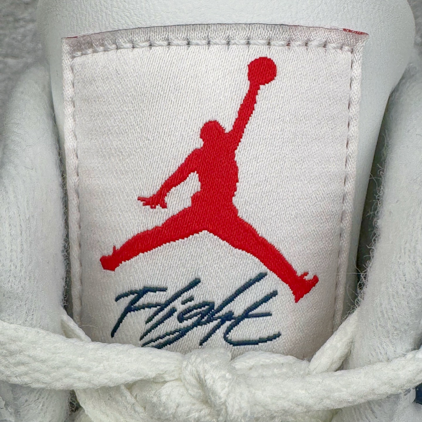 图片[18]-＃KZ神版 NK SB x Air Jordan AJ4 联名海军蓝 白蓝 DR5415-100 重点区分市面 唯一正确细节 后跟饰片中心位置有合模线 超弹硅胶材质 内层不织布补强 补强为硅胶提供更强耐久性 避免断裂 独家外贸特供尺码含 45.5 49.5 50.5 国内外口碑最好最推荐的产品 市场中端王者 亲自操刀耗时半年巨作 全套原纸板楦头开发 确保原汁原味 完美呈现四代版型 一比一鞋头弧度高度鞋身弧度 此版本只针对中端市场 皮料材质有所更替 其他数据细节工艺流程均保持一致 绝不口嗨 细节品控鞋型随意秒杀市面3XX 4XX 原厂TPU网格鞋带扣 正确内里网布 菱角分明不变形无多余毛边 柔软性质感一致于原鞋 市场唯一原厂鞋扣模具 背面可见隐藏注塑口 原厂织唛标 原厂飞人电绣工艺 尾指中部跳三针 独家绑鞋带手法 印刷中底布 四线拉帮 米色美纹纸贴合固定 进口港宝加持 后跟自然饱满 全鞋荧光划线卡点 追求极致完美 每一双都是工艺品 多重QC质检 超越公司货的品控标准 实实在在的免检产品 尺码：40 40.5 41 42 42.5 43 44 44.5 45 45.5 46 47.5 48.5 49.5 50.5-选品中心