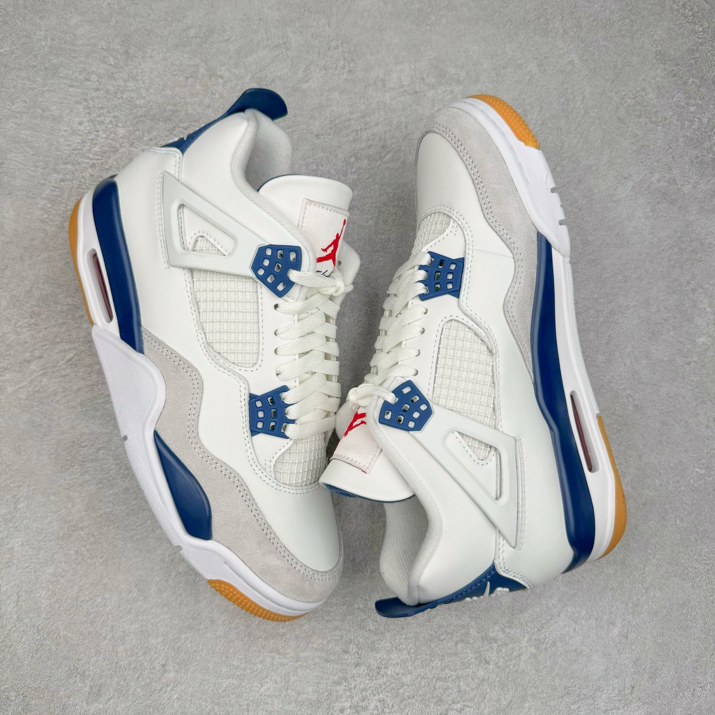 图片[3]-＃KZ神版 NK SB x Air Jordan AJ4 联名海军蓝 白蓝 DR5415-100 重点区分市面 唯一正确细节 后跟饰片中心位置有合模线 超弹硅胶材质 内层不织布补强 补强为硅胶提供更强耐久性 避免断裂 独家外贸特供尺码含 45.5 49.5 50.5 国内外口碑最好最推荐的产品 市场中端王者 亲自操刀耗时半年巨作 全套原纸板楦头开发 确保原汁原味 完美呈现四代版型 一比一鞋头弧度高度鞋身弧度 此版本只针对中端市场 皮料材质有所更替 其他数据细节工艺流程均保持一致 绝不口嗨 细节品控鞋型随意秒杀市面3XX 4XX 原厂TPU网格鞋带扣 正确内里网布 菱角分明不变形无多余毛边 柔软性质感一致于原鞋 市场唯一原厂鞋扣模具 背面可见隐藏注塑口 原厂织唛标 原厂飞人电绣工艺 尾指中部跳三针 独家绑鞋带手法 印刷中底布 四线拉帮 米色美纹纸贴合固定 进口港宝加持 后跟自然饱满 全鞋荧光划线卡点 追求极致完美 每一双都是工艺品 多重QC质检 超越公司货的品控标准 实实在在的免检产品 尺码：40 40.5 41 42 42.5 43 44 44.5 45 45.5 46 47.5 48.5 49.5 50.5-选品中心