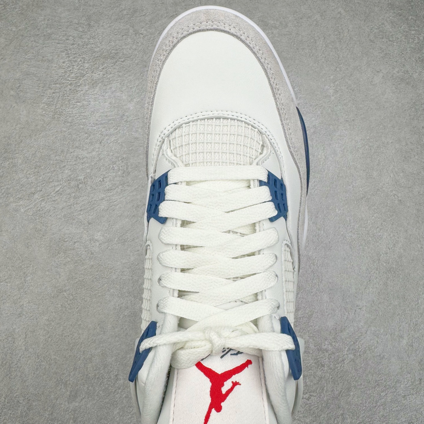 图片[4]-＃KZ神版 NK SB x Air Jordan AJ4 联名海军蓝 白蓝 DR5415-100 重点区分市面 唯一正确细节 后跟饰片中心位置有合模线 超弹硅胶材质 内层不织布补强 补强为硅胶提供更强耐久性 避免断裂 独家外贸特供尺码含 45.5 49.5 50.5 国内外口碑最好最推荐的产品 市场中端王者 亲自操刀耗时半年巨作 全套原纸板楦头开发 确保原汁原味 完美呈现四代版型 一比一鞋头弧度高度鞋身弧度 此版本只针对中端市场 皮料材质有所更替 其他数据细节工艺流程均保持一致 绝不口嗨 细节品控鞋型随意秒杀市面3XX 4XX 原厂TPU网格鞋带扣 正确内里网布 菱角分明不变形无多余毛边 柔软性质感一致于原鞋 市场唯一原厂鞋扣模具 背面可见隐藏注塑口 原厂织唛标 原厂飞人电绣工艺 尾指中部跳三针 独家绑鞋带手法 印刷中底布 四线拉帮 米色美纹纸贴合固定 进口港宝加持 后跟自然饱满 全鞋荧光划线卡点 追求极致完美 每一双都是工艺品 多重QC质检 超越公司货的品控标准 实实在在的免检产品 尺码：40 40.5 41 42 42.5 43 44 44.5 45 45.5 46 47.5 48.5 49.5 50.5-选品中心