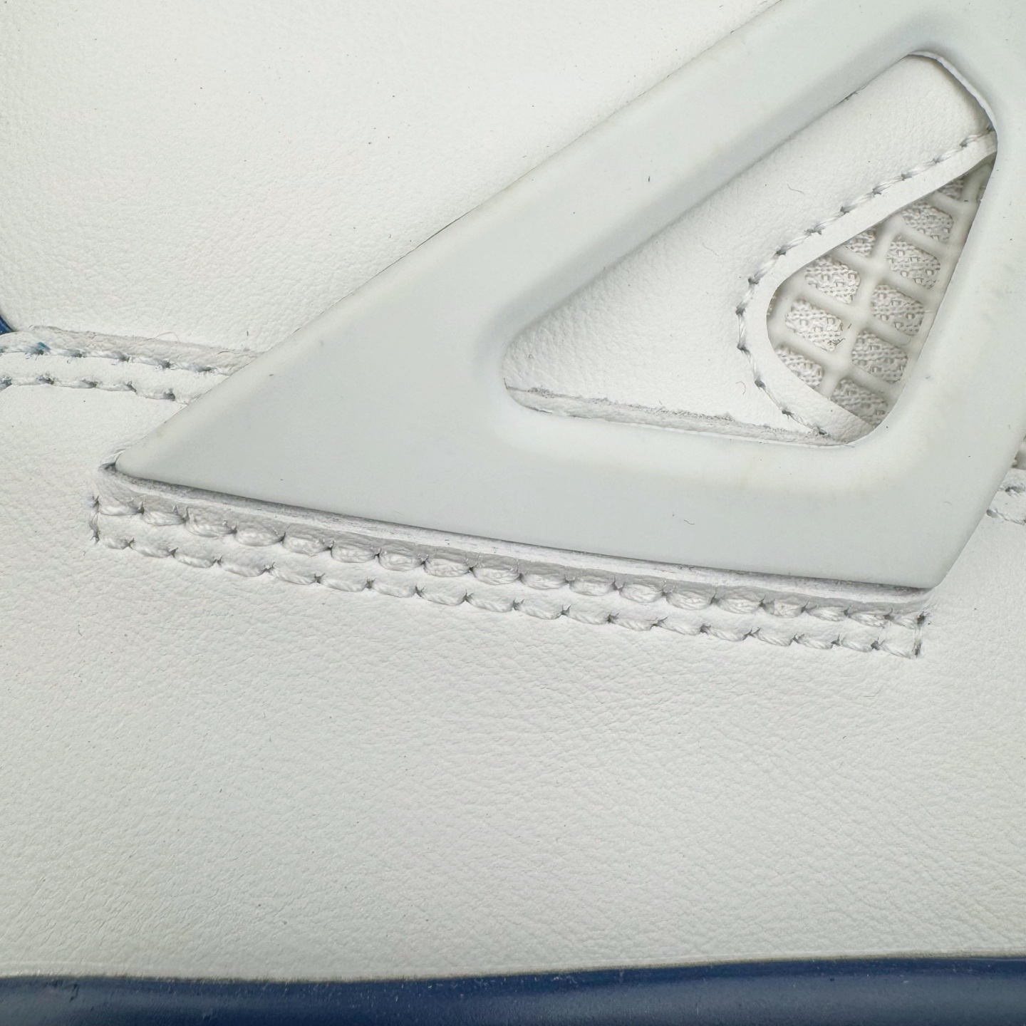 图片[16]-＃KZ神版 NK SB x Air Jordan AJ4 联名海军蓝 白蓝 DR5415-100 重点区分市面 唯一正确细节 后跟饰片中心位置有合模线 超弹硅胶材质 内层不织布补强 补强为硅胶提供更强耐久性 避免断裂 独家外贸特供尺码含 45.5 49.5 50.5 国内外口碑最好最推荐的产品 市场中端王者 亲自操刀耗时半年巨作 全套原纸板楦头开发 确保原汁原味 完美呈现四代版型 一比一鞋头弧度高度鞋身弧度 此版本只针对中端市场 皮料材质有所更替 其他数据细节工艺流程均保持一致 绝不口嗨 细节品控鞋型随意秒杀市面3XX 4XX 原厂TPU网格鞋带扣 正确内里网布 菱角分明不变形无多余毛边 柔软性质感一致于原鞋 市场唯一原厂鞋扣模具 背面可见隐藏注塑口 原厂织唛标 原厂飞人电绣工艺 尾指中部跳三针 独家绑鞋带手法 印刷中底布 四线拉帮 米色美纹纸贴合固定 进口港宝加持 后跟自然饱满 全鞋荧光划线卡点 追求极致完美 每一双都是工艺品 多重QC质检 超越公司货的品控标准 实实在在的免检产品 尺码：40 40.5 41 42 42.5 43 44 44.5 45 45.5 46 47.5 48.5 49.5 50.5-选品中心