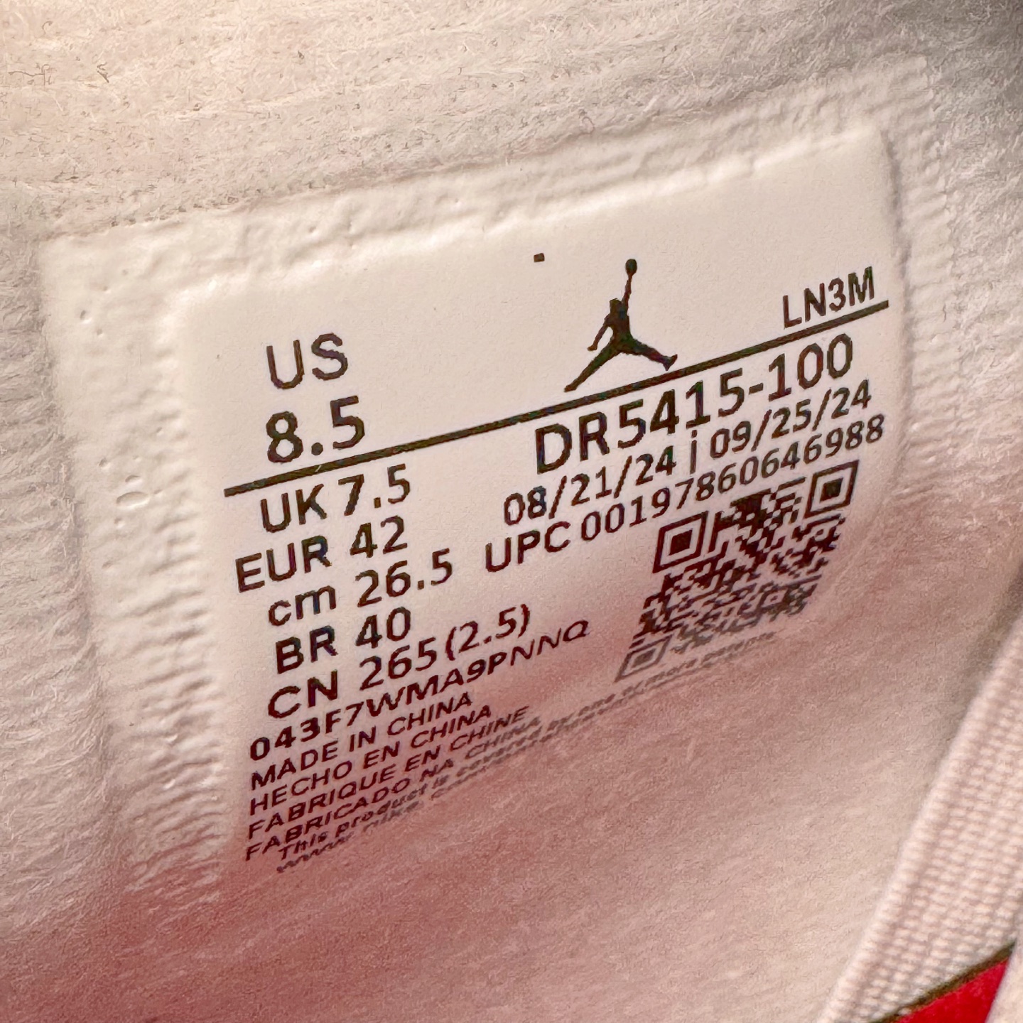 图片[20]-＃KZ神版 NK SB x Air Jordan AJ4 联名海军蓝 白蓝 DR5415-100 重点区分市面 唯一正确细节 后跟饰片中心位置有合模线 超弹硅胶材质 内层不织布补强 补强为硅胶提供更强耐久性 避免断裂 独家外贸特供尺码含 45.5 49.5 50.5 国内外口碑最好最推荐的产品 市场中端王者 亲自操刀耗时半年巨作 全套原纸板楦头开发 确保原汁原味 完美呈现四代版型 一比一鞋头弧度高度鞋身弧度 此版本只针对中端市场 皮料材质有所更替 其他数据细节工艺流程均保持一致 绝不口嗨 细节品控鞋型随意秒杀市面3XX 4XX 原厂TPU网格鞋带扣 正确内里网布 菱角分明不变形无多余毛边 柔软性质感一致于原鞋 市场唯一原厂鞋扣模具 背面可见隐藏注塑口 原厂织唛标 原厂飞人电绣工艺 尾指中部跳三针 独家绑鞋带手法 印刷中底布 四线拉帮 米色美纹纸贴合固定 进口港宝加持 后跟自然饱满 全鞋荧光划线卡点 追求极致完美 每一双都是工艺品 多重QC质检 超越公司货的品控标准 实实在在的免检产品 尺码：40 40.5 41 42 42.5 43 44 44.5 45 45.5 46 47.5 48.5 49.5 50.5-选品中心