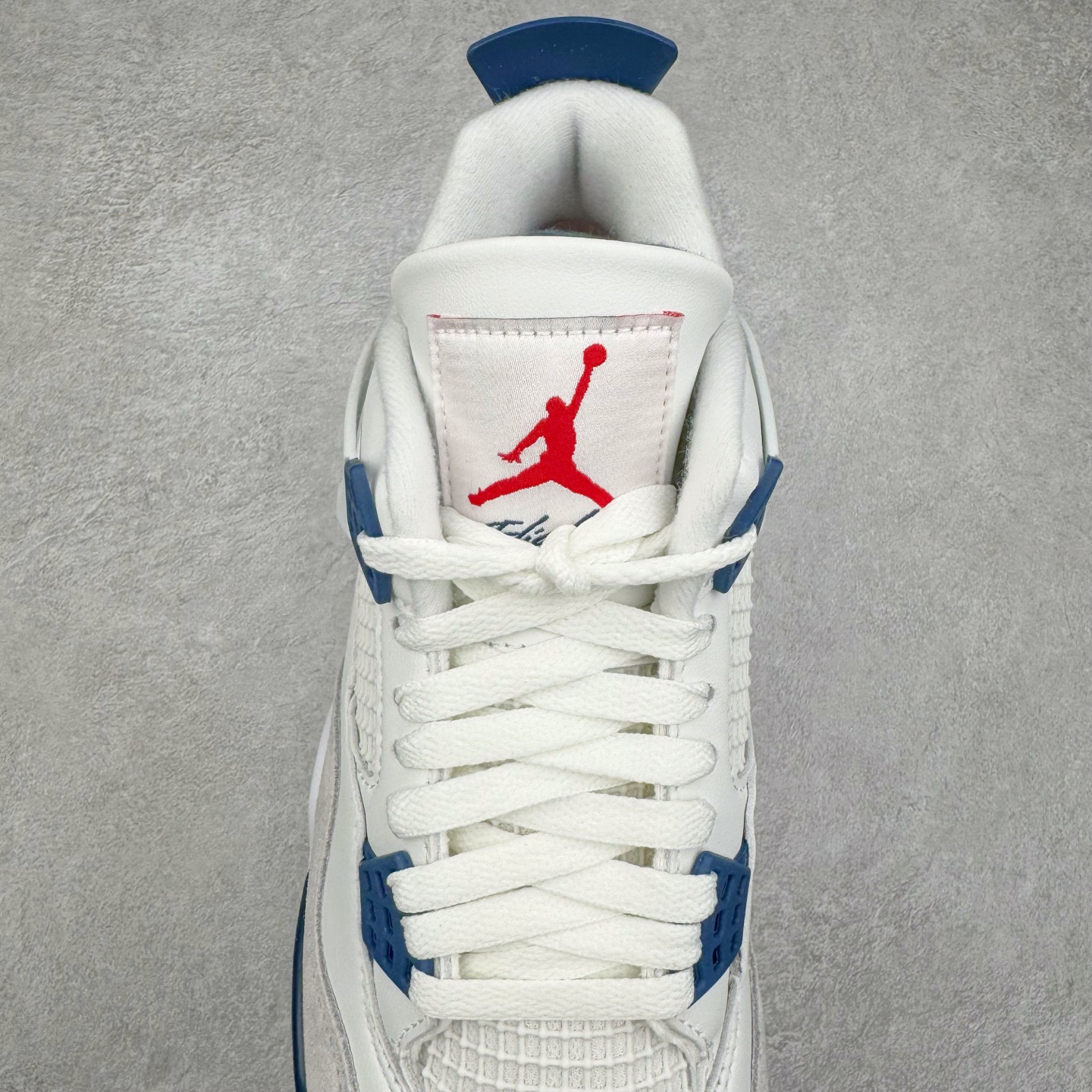 图片[5]-＃KZ神版 NK SB x Air Jordan AJ4 联名海军蓝 白蓝 DR5415-100 重点区分市面 唯一正确细节 后跟饰片中心位置有合模线 超弹硅胶材质 内层不织布补强 补强为硅胶提供更强耐久性 避免断裂 独家外贸特供尺码含 45.5 49.5 50.5 国内外口碑最好最推荐的产品 市场中端王者 亲自操刀耗时半年巨作 全套原纸板楦头开发 确保原汁原味 完美呈现四代版型 一比一鞋头弧度高度鞋身弧度 此版本只针对中端市场 皮料材质有所更替 其他数据细节工艺流程均保持一致 绝不口嗨 细节品控鞋型随意秒杀市面3XX 4XX 原厂TPU网格鞋带扣 正确内里网布 菱角分明不变形无多余毛边 柔软性质感一致于原鞋 市场唯一原厂鞋扣模具 背面可见隐藏注塑口 原厂织唛标 原厂飞人电绣工艺 尾指中部跳三针 独家绑鞋带手法 印刷中底布 四线拉帮 米色美纹纸贴合固定 进口港宝加持 后跟自然饱满 全鞋荧光划线卡点 追求极致完美 每一双都是工艺品 多重QC质检 超越公司货的品控标准 实实在在的免检产品 尺码：40 40.5 41 42 42.5 43 44 44.5 45 45.5 46 47.5 48.5 49.5 50.5-选品中心