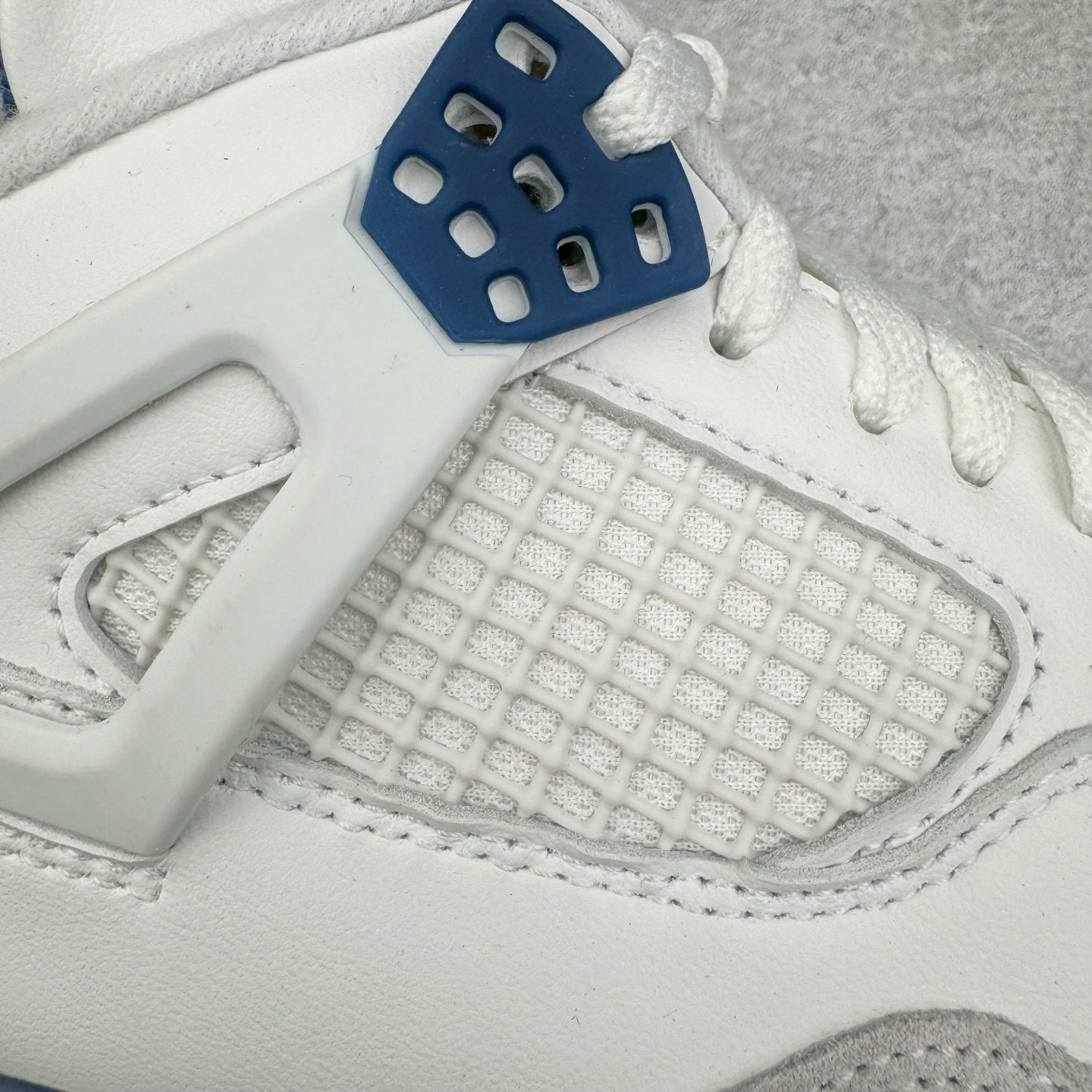 图片[15]-＃KZ神版 NK SB x Air Jordan AJ4 联名海军蓝 白蓝 DR5415-100 重点区分市面 唯一正确细节 后跟饰片中心位置有合模线 超弹硅胶材质 内层不织布补强 补强为硅胶提供更强耐久性 避免断裂 独家外贸特供尺码含 45.5 49.5 50.5 国内外口碑最好最推荐的产品 市场中端王者 亲自操刀耗时半年巨作 全套原纸板楦头开发 确保原汁原味 完美呈现四代版型 一比一鞋头弧度高度鞋身弧度 此版本只针对中端市场 皮料材质有所更替 其他数据细节工艺流程均保持一致 绝不口嗨 细节品控鞋型随意秒杀市面3XX 4XX 原厂TPU网格鞋带扣 正确内里网布 菱角分明不变形无多余毛边 柔软性质感一致于原鞋 市场唯一原厂鞋扣模具 背面可见隐藏注塑口 原厂织唛标 原厂飞人电绣工艺 尾指中部跳三针 独家绑鞋带手法 印刷中底布 四线拉帮 米色美纹纸贴合固定 进口港宝加持 后跟自然饱满 全鞋荧光划线卡点 追求极致完美 每一双都是工艺品 多重QC质检 超越公司货的品控标准 实实在在的免检产品 尺码：40 40.5 41 42 42.5 43 44 44.5 45 45.5 46 47.5 48.5 49.5 50.5-选品中心