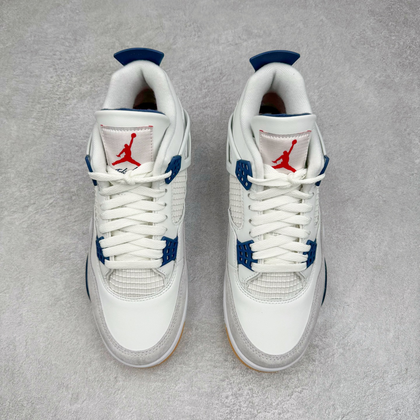 图片[2]-＃KZ神版 NK SB x Air Jordan AJ4 联名海军蓝 白蓝 DR5415-100 重点区分市面 唯一正确细节 后跟饰片中心位置有合模线 超弹硅胶材质 内层不织布补强 补强为硅胶提供更强耐久性 避免断裂 独家外贸特供尺码含 45.5 49.5 50.5 国内外口碑最好最推荐的产品 市场中端王者 亲自操刀耗时半年巨作 全套原纸板楦头开发 确保原汁原味 完美呈现四代版型 一比一鞋头弧度高度鞋身弧度 此版本只针对中端市场 皮料材质有所更替 其他数据细节工艺流程均保持一致 绝不口嗨 细节品控鞋型随意秒杀市面3XX 4XX 原厂TPU网格鞋带扣 正确内里网布 菱角分明不变形无多余毛边 柔软性质感一致于原鞋 市场唯一原厂鞋扣模具 背面可见隐藏注塑口 原厂织唛标 原厂飞人电绣工艺 尾指中部跳三针 独家绑鞋带手法 印刷中底布 四线拉帮 米色美纹纸贴合固定 进口港宝加持 后跟自然饱满 全鞋荧光划线卡点 追求极致完美 每一双都是工艺品 多重QC质检 超越公司货的品控标准 实实在在的免检产品 尺码：40 40.5 41 42 42.5 43 44 44.5 45 45.5 46 47.5 48.5 49.5 50.5-选品中心