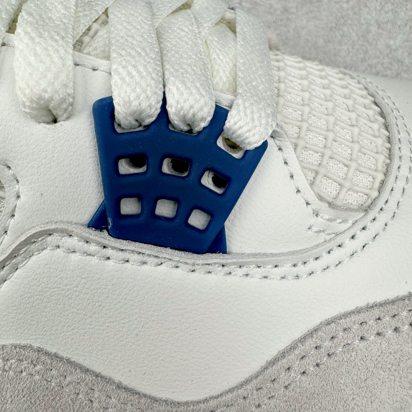 图片[14]-＃KZ神版 NK SB x Air Jordan AJ4 联名海军蓝 白蓝 DR5415-100 重点区分市面 唯一正确细节 后跟饰片中心位置有合模线 超弹硅胶材质 内层不织布补强 补强为硅胶提供更强耐久性 避免断裂 独家外贸特供尺码含 45.5 49.5 50.5 国内外口碑最好最推荐的产品 市场中端王者 亲自操刀耗时半年巨作 全套原纸板楦头开发 确保原汁原味 完美呈现四代版型 一比一鞋头弧度高度鞋身弧度 此版本只针对中端市场 皮料材质有所更替 其他数据细节工艺流程均保持一致 绝不口嗨 细节品控鞋型随意秒杀市面3XX 4XX 原厂TPU网格鞋带扣 正确内里网布 菱角分明不变形无多余毛边 柔软性质感一致于原鞋 市场唯一原厂鞋扣模具 背面可见隐藏注塑口 原厂织唛标 原厂飞人电绣工艺 尾指中部跳三针 独家绑鞋带手法 印刷中底布 四线拉帮 米色美纹纸贴合固定 进口港宝加持 后跟自然饱满 全鞋荧光划线卡点 追求极致完美 每一双都是工艺品 多重QC质检 超越公司货的品控标准 实实在在的免检产品 尺码：40 40.5 41 42 42.5 43 44 44.5 45 45.5 46 47.5 48.5 49.5 50.5-选品中心