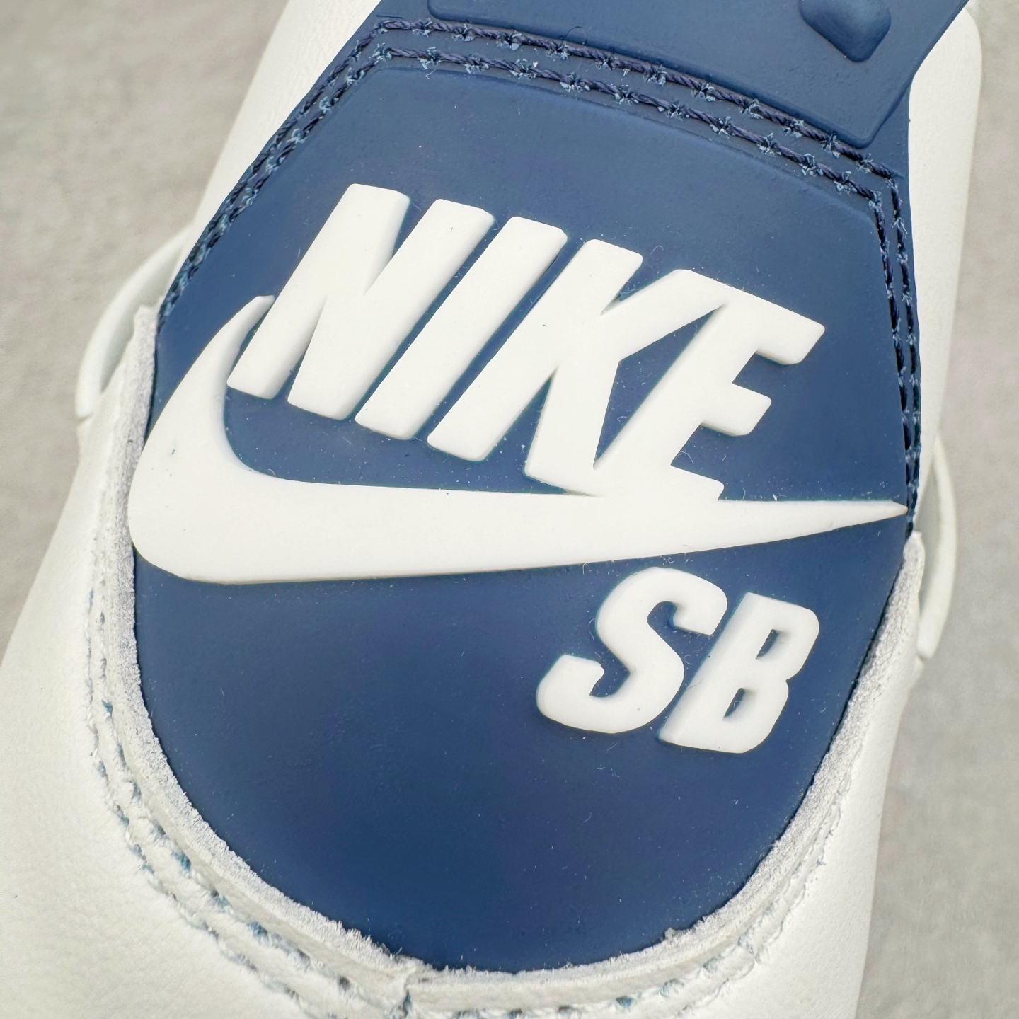 图片[13]-＃KZ神版 NK SB x Air Jordan AJ4 联名海军蓝 白蓝 DR5415-100 重点区分市面 唯一正确细节 后跟饰片中心位置有合模线 超弹硅胶材质 内层不织布补强 补强为硅胶提供更强耐久性 避免断裂 独家外贸特供尺码含 45.5 49.5 50.5 国内外口碑最好最推荐的产品 市场中端王者 亲自操刀耗时半年巨作 全套原纸板楦头开发 确保原汁原味 完美呈现四代版型 一比一鞋头弧度高度鞋身弧度 此版本只针对中端市场 皮料材质有所更替 其他数据细节工艺流程均保持一致 绝不口嗨 细节品控鞋型随意秒杀市面3XX 4XX 原厂TPU网格鞋带扣 正确内里网布 菱角分明不变形无多余毛边 柔软性质感一致于原鞋 市场唯一原厂鞋扣模具 背面可见隐藏注塑口 原厂织唛标 原厂飞人电绣工艺 尾指中部跳三针 独家绑鞋带手法 印刷中底布 四线拉帮 米色美纹纸贴合固定 进口港宝加持 后跟自然饱满 全鞋荧光划线卡点 追求极致完美 每一双都是工艺品 多重QC质检 超越公司货的品控标准 实实在在的免检产品 尺码：40 40.5 41 42 42.5 43 44 44.5 45 45.5 46 47.5 48.5 49.5 50.5-选品中心