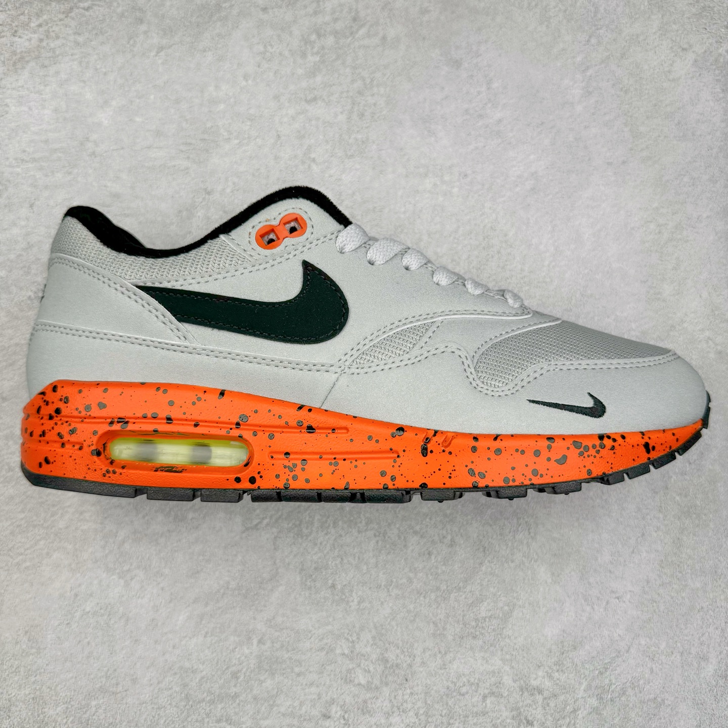 NK Air Max 1 初代复古气垫慢跑鞋 FD2638-005 由Tinker Hatfeld和Mark Parker在1987年设计 灵感来自于巴黎蓬皮杜中心 在参观了蓬皮杜中心之后提出了Air Max的标志性开窗可视气垫的理念 并将其实际开发成功 是NK史上第一双可视气垫跑鞋 凭借着Air Max气垫带来的舒适脚感和鞋面面料上的不断精进才使得Air Max 1在现如今都是复古慢跑鞋的首选 深厚的历史渊源 独特的流线形设计 极为复古的外观使得它深受鞋迷的喜爱 尺码：36 36.5 37.5 38 38.5 39 40 40.5 41 42 42.5 43 44 44.5 45-选品中心