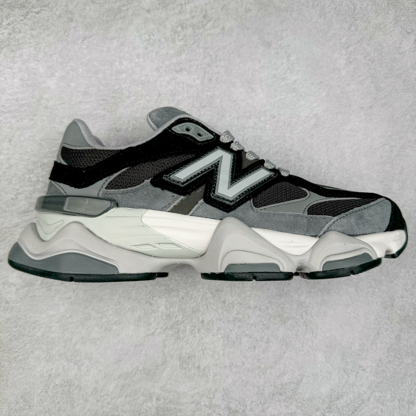 New Balance NB9060 复古运动鞋 新百伦又带来了新鞋型 并且是与芝加哥街头品牌 Joe Freshgoods 的联名款 鞋身主体采用了类似 990 系列的设计风格 与传统复古慢跑鞋区别不大 最大的变化就是鞋底部分 在传统设计的中底外层 增加了多个分区的模块 圆润的线条设计与我们熟悉的 New Balance 风格截然不同 但与同样充满弧形线条的鞋面搭配 看起来毫无违和感 尺码：36-45-选品中心