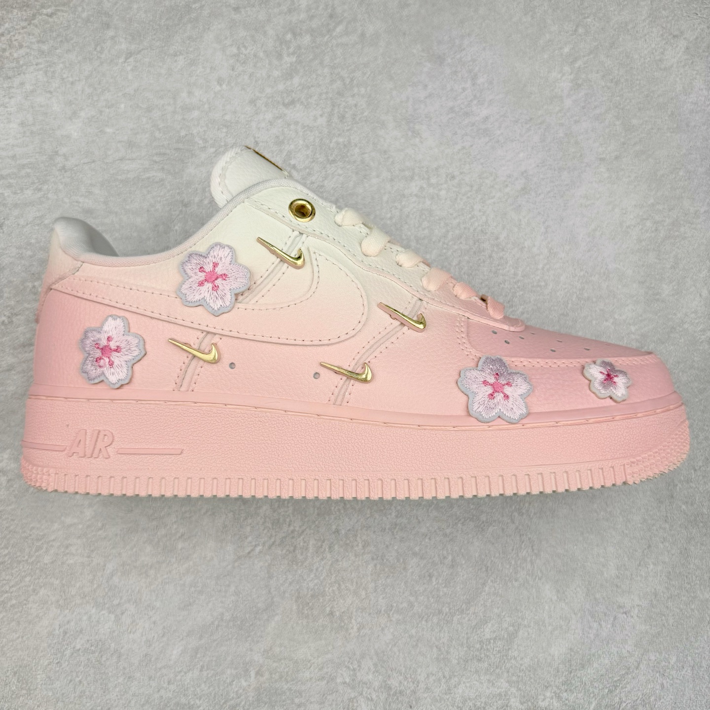 NK Air Force 1´07 Low 空军一号低帮百搭休闲运动板鞋 FC3654-121 柔软、弹性十足的缓震性能和出色的中底设计 横跨复古与现代的外型结合 造就出风靡全球 三十多年的Force 1 直到今天还深受青睐 实拍调校N版已经零色差零失真 百分百还原实物色彩所见即所得 不存在货不对板色差等低级问题 选购参考实物拍摄 不混卖不参货 只用心做好货严格选品 承诺混一赔十 尺码：36 36.5 37.5 38 38.5 39 40 40.5 41 42 42.5 43 44 44.5 45-选品中心