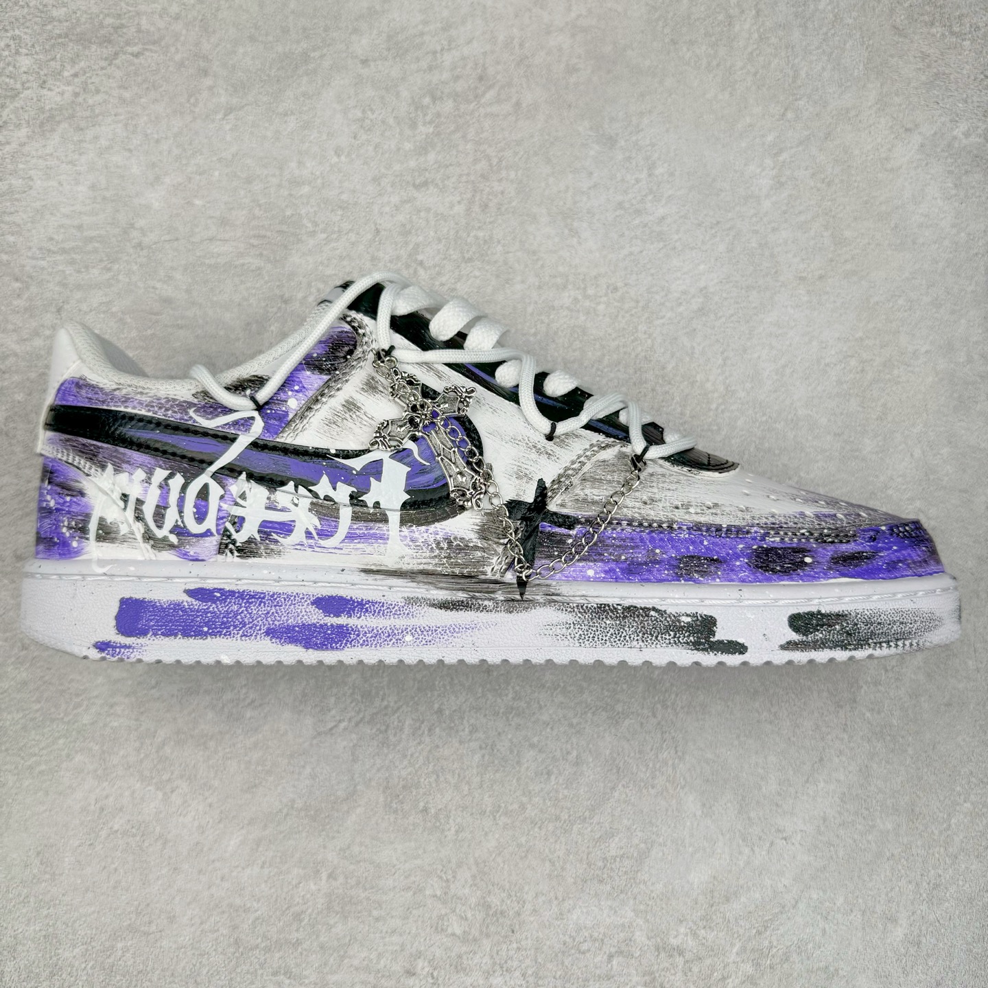 NK Court Vision 1 “镜之魅影”手绘涂鸦定制板鞋 在那幽谧昏暗的房间里，一面古老的镜子静静伫立，镜面斑驳，裂痕交错，镜之魅影，它不仅是一面镜子的神秘力量，更是我们内心深处对自我的追寻和探索。尺码：36 36.5 37.5 38 38.5 39 40 40.5 41 42 42.5 43 44 44.5 45-选品中心