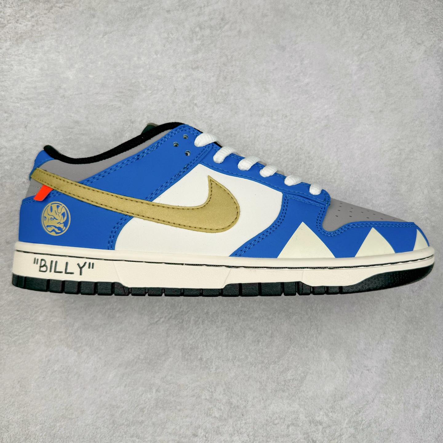 NK Dunk Low 定制配色 ZZ1998-007 大厂出品 极力推荐 原装头层材料 独家版型蒸餾加工帶來的是更好的视觉和脚感体验大厂纯原品质出货 清洁度 电绣工艺 皮料切割干净无任何毛边 细节完美 实拍调校N版已经零色差零失真 百分百还原实物色彩所见即所得 不存在货不对板色差等低级问题 选购参考实物拍摄 不混卖不参货 只用心做好货严格选品 承诺混一赔十 尺码：36 36.5 37.5 38 38.5 39 40 40.5 41 42 42.5 43 44 44.5 45-选品中心