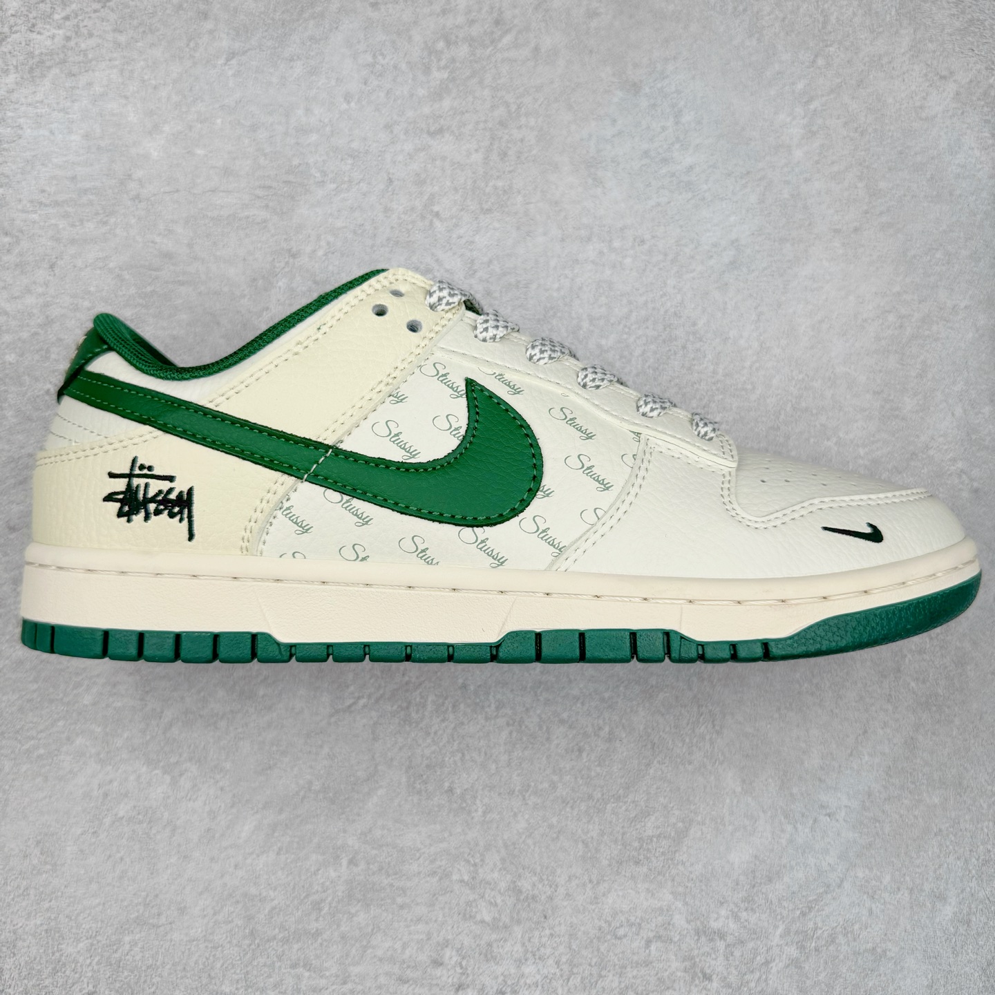 NK Dunk Low 定制配色 XY1688-013 大厂出品 极力推荐 原装头层材料 独家版型蒸餾加工帶來的是更好的视觉和脚感体验大厂纯原品质出货 清洁度 电绣工艺 皮料切割干净无任何毛边 细节完美 实拍调校N版已经零色差零失真 百分百还原实物色彩所见即所得 不存在货不对板色差等低级问题 选购参考实物拍摄 不混卖不参货 只用心做好货严格选品 承诺混一赔十 尺码：36 36.5 37.5 38 38.5 39 40 40.5 41 42 42.5 43 44 44.5 45-选品中心