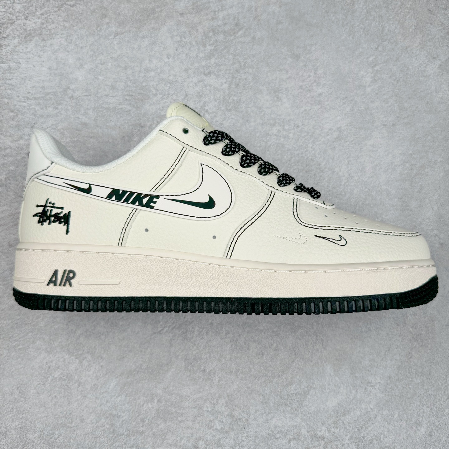 NK Air Force 1´07 Low 空军一号低帮百搭休闲运动板鞋 HH7518-062 柔软、弹性十足的缓震性能和出色的中底设计 横跨复古与现代的外型结合 造就出风靡全球 三十多年的Force 1 直到今天还深受青睐 实拍调校N版已经零色差零失真 百分百还原实物色彩所见即所得 不存在货不对板色差等低级问题 选购参考实物拍摄 不混卖不参货 只用心做好货严格选品 承诺混一赔十 尺码：36 36.5 37.5 38 38.5 39 40 40.5 41 42 42.5 43 44 44.5 45-选品中心