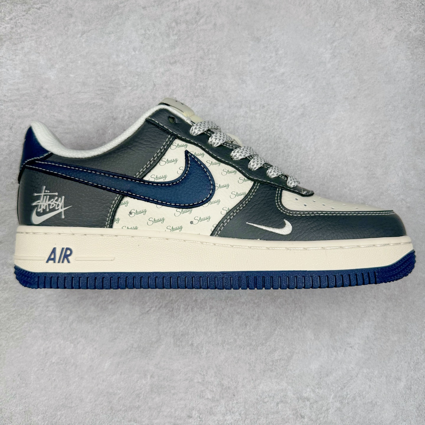 NK Air Force 1´07 Low 空军一号低帮百搭休闲运动板鞋 XS1958-519 柔软、弹性十足的缓震性能和出色的中底设计 横跨复古与现代的外型结合 造就出风靡全球 三十多年的Force 1 直到今天还深受青睐 实拍调校N版已经零色差零失真 百分百还原实物色彩所见即所得 不存在货不对板色差等低级问题 选购参考实物拍摄 不混卖不参货 只用心做好货严格选品 承诺混一赔十 尺码：36 36.5 37.5 38 38.5 39 40 40.5 41 42 42.5 43 44 44.5 45-选品中心