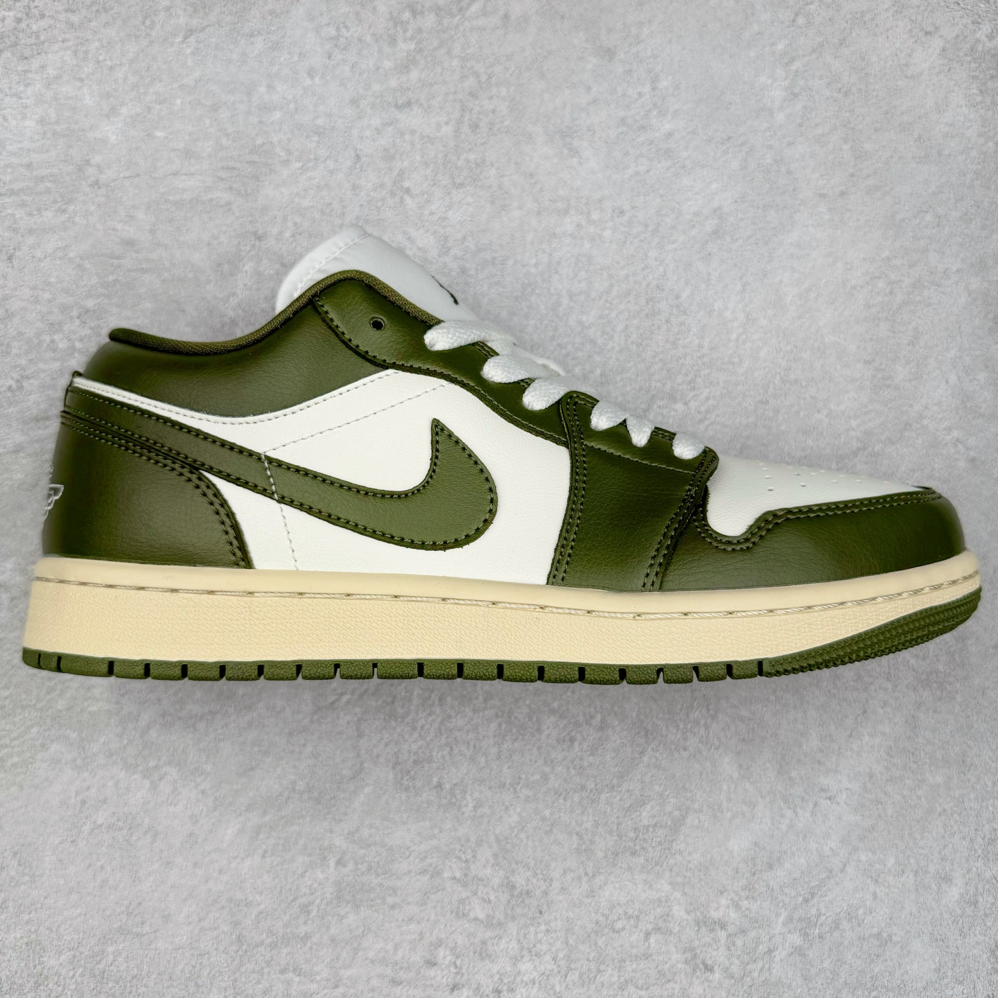 ＃K版 Air Jordan AJ1 Low 低帮 绿白 DC0774-122 全新流水线出品 DT版本唯一平替选择 市场第二梯队最强版 全部原鞋开发 原楦原纸板开发 全鞋电脑针车 原厂内置全掌气垫 原盒内在原标 唯一Zp原版鞋带绑法 免检产品 全新2022版型 全头层皮料 完美零毛边处理 原厂配置全掌气垫 价格定位良心 几十个配色陆续出货 实拍调校N版已经零色差零失真 百分百还原实物色彩所见即所得 不存在货不对板色差等低级问题 选购参考实物拍摄 不混卖不参货 只用心做好货严格选品 承诺混一赔十 尺码：36 36.5 37.5 38 38.5 39 40 40.5 41 42 42.5 43 44 44.5 45-选品中心