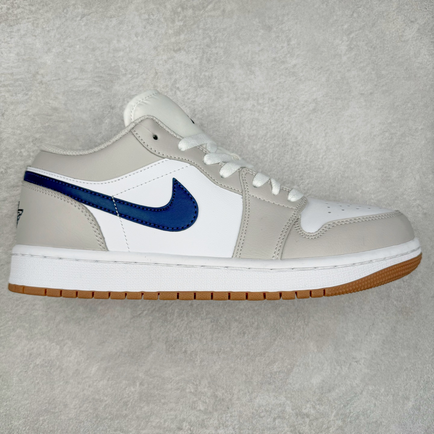 ＃K版 Air Jordan AJ1 Low 低帮 白灰蓝 553560-146 全新流水线出品 DT版本唯一平替选择 市场第二梯队最强版 全部原鞋开发 原楦原纸板开发 全鞋电脑针车 原厂内置全掌气垫 原盒内在原标 唯一Zp原版鞋带绑法 免检产品 全新2022版型 全头层皮料 完美零毛边处理 原厂配置全掌气垫 价格定位良心 几十个配色陆续出货 实拍调校N版已经零色差零失真 百分百还原实物色彩所见即所得 不存在货不对板色差等低级问题 选购参考实物拍摄 不混卖不参货 只用心做好货严格选品 承诺混一赔十 尺码：36 36.5 37.5 38 38.5 39 40 40.5 41 42 42.5 43 44 44.5 45-选品中心