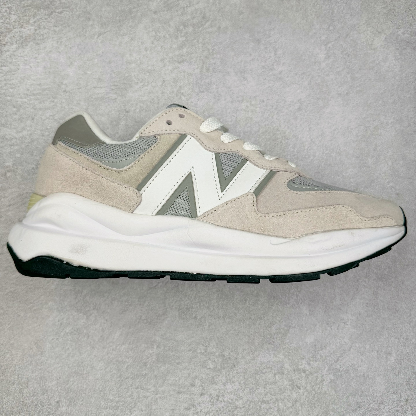 ＃福利特价 New Balance/新百伦 NB5740系列 复古休闲运动跑鞋 特别以1988年首度面世的经典574作为设计蓝本 保留574简约易衬的80s鞋型轮廓 同时再加以向90年代特立独行的抢眼美学致敬 凭借多种严选的优质素材重塑出让人耳目一新又充满层次感的革新中低结构 另一方面 为呼应90年代的巨大化潮流 鞋侧也点题采用了相应的巨大化N字Logo 并且加上反光细节点缀 再结合同样启发自574并经过改良的抓地鞋底 可谓集结两大年代的注目设计元素 尺码：36 36.5 37 37.5 38 38.5 39 40 40.5 41 42 42.5 43 44 45-选品中心