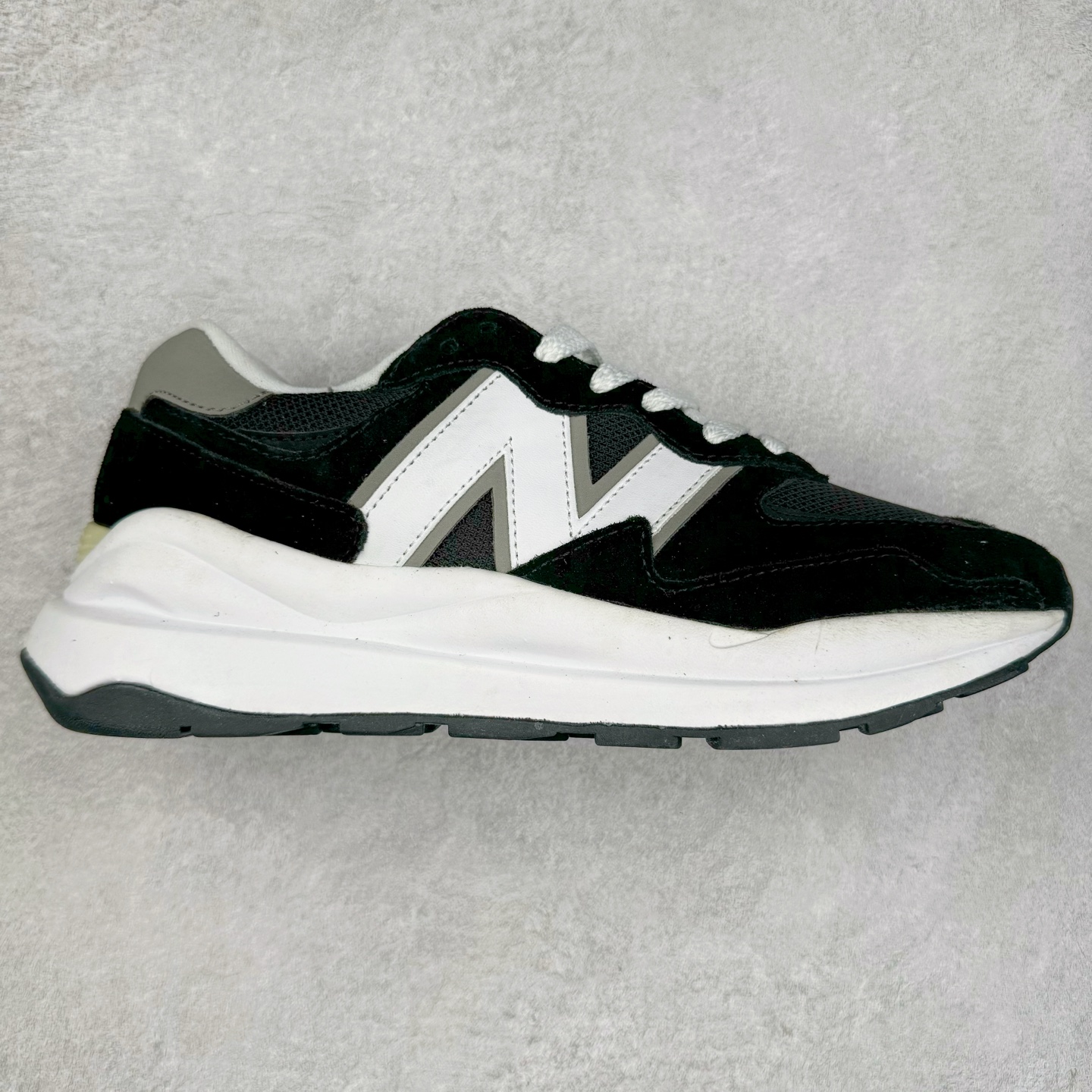 ＃福利特价 New Balance/新百伦 NB5740系列 复古休闲运动跑鞋 特别以1988年首度面世的经典574作为设计蓝本 保留574简约易衬的80s鞋型轮廓 同时再加以向90年代特立独行的抢眼美学致敬 凭借多种严选的优质素材重塑出让人耳目一新又充满层次感的革新中低结构 另一方面 为呼应90年代的巨大化潮流 鞋侧也点题采用了相应的巨大化N字Logo 并且加上反光细节点缀 再结合同样启发自574并经过改良的抓地鞋底 可谓集结两大年代的注目设计元素 尺码：36 36.5 37 37.5 38 38.5 39 40 40.5 41 42 42.5 43 44 45-选品中心