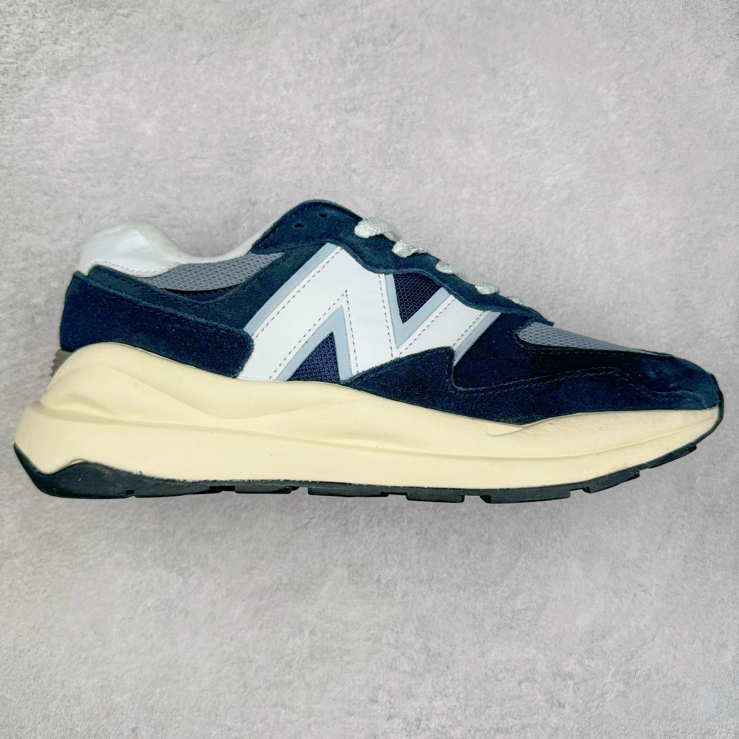 ＃福利特价 New Balance/新百伦 NB5740系列 复古休闲运动跑鞋 特别以1988年首度面世的经典574作为设计蓝本 保留574简约易衬的80s鞋型轮廓 同时再加以向90年代特立独行的抢眼美学致敬 凭借多种严选的优质素材重塑出让人耳目一新又充满层次感的革新中低结构 另一方面 为呼应90年代的巨大化潮流 鞋侧也点题采用了相应的巨大化N字Logo 并且加上反光细节点缀 再结合同样启发自574并经过改良的抓地鞋底 可谓集结两大年代的注目设计元素 尺码：36 36.5 37 37.5 38 38.5 39 40 40.5 41 42 42.5 43 44 45-选品中心