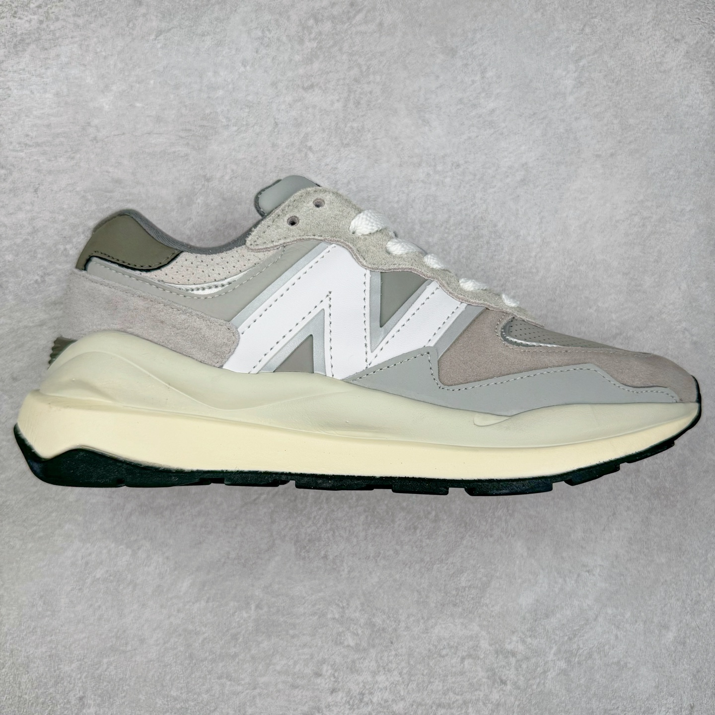 图片[6]-＃福利特价 New Balance/新百伦 NB5740系列 复古休闲运动跑鞋 特别以1988年首度面世的经典574作为设计蓝本 保留574简约易衬的80s鞋型轮廓 同时再加以向90年代特立独行的抢眼美学致敬 凭借多种严选的优质素材重塑出让人耳目一新又充满层次感的革新中低结构 另一方面 为呼应90年代的巨大化潮流 鞋侧也点题采用了相应的巨大化N字Logo 并且加上反光细节点缀 再结合同样启发自574并经过改良的抓地鞋底 可谓集结两大年代的注目设计元素 尺码：36 36.5 37 37.5 38 38.5 39 40 40.5 41 42 42.5 43 44 45-选品中心