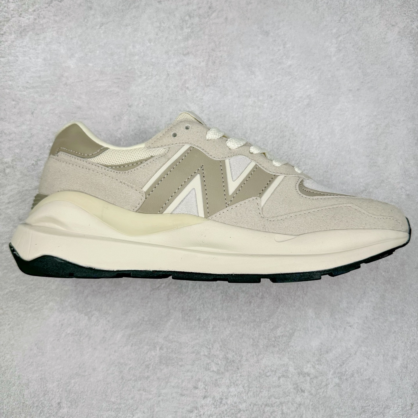 ＃福利特价 New Balance/新百伦 NB5740系列 复古休闲运动跑鞋 特别以1988年首度面世的经典574作为设计蓝本 保留574简约易衬的80s鞋型轮廓 同时再加以向90年代特立独行的抢眼美学致敬 凭借多种严选的优质素材重塑出让人耳目一新又充满层次感的革新中低结构 另一方面 为呼应90年代的巨大化潮流 鞋侧也点题采用了相应的巨大化N字Logo 并且加上反光细节点缀 再结合同样启发自574并经过改良的抓地鞋底 可谓集结两大年代的注目设计元素 尺码：36 36.5 37 37.5 38 38.5 39 40 40.5 41 42 42.5 43 44 45-选品中心