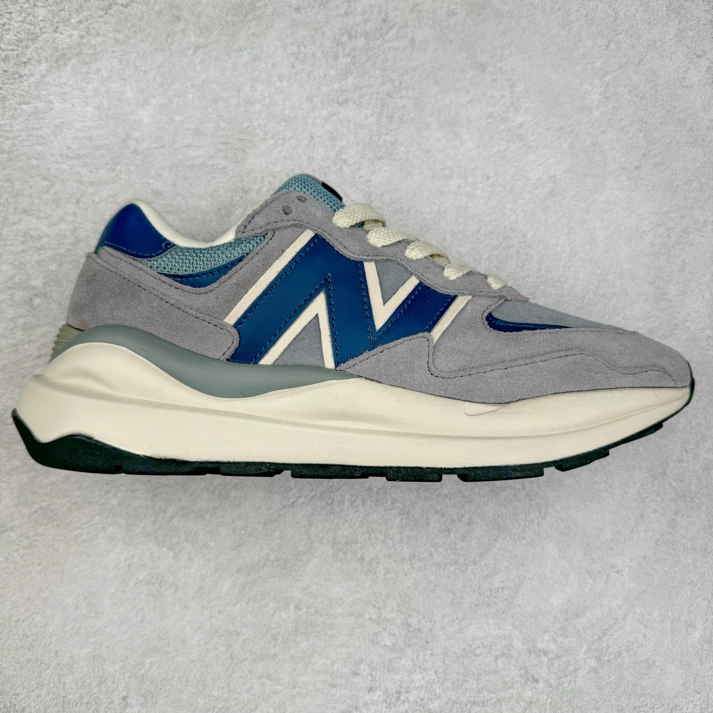 图片[2]-＃福利特价 New Balance/新百伦 NB5740系列 复古休闲运动跑鞋 特别以1988年首度面世的经典574作为设计蓝本 保留574简约易衬的80s鞋型轮廓 同时再加以向90年代特立独行的抢眼美学致敬 凭借多种严选的优质素材重塑出让人耳目一新又充满层次感的革新中低结构 另一方面 为呼应90年代的巨大化潮流 鞋侧也点题采用了相应的巨大化N字Logo 并且加上反光细节点缀 再结合同样启发自574并经过改良的抓地鞋底 可谓集结两大年代的注目设计元素 尺码：36 36.5 37 37.5 38 38.5 39 40 40.5 41 42 42.5 43 44 45-选品中心