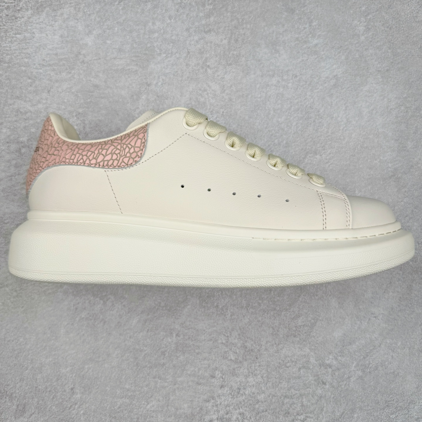 Alexander McQueen 亚历山大麦昆小白鞋 东莞纯原 现市场所售版本天花板一梯队级别 原鞋在手可对比 可提供拍摄 高端零售客户最爱厚底增高小白鞋 正品购回原版开发 鞋底厚4.5cm 全鞋面进口牛皮 丝绸亚光原版水染羊皮内里 牛皮垫脚 回弹度到位 耐磨舒适 （⚠官方同步尺码带半码）全套得物毒盒蓝色外包盒 加厚层工艺原盒 并赠送极品丝带和购物袋 中底附带厂标钢印 女码中底和原版一致的13钉工艺（作用是小钉弯曲后可将中底与帮脚抓得更紧密）鞋盒贴标使用了高精密打印机，清晰与原版一致赠送加厚麻布防尘袋 闲置时可使用防尘尺码：35 36 36.5 37 37.5 38 38.5 39 40 40.5 41 41.5 42 42.5 43 43.5 44 45 官网一致尺码-选品中心