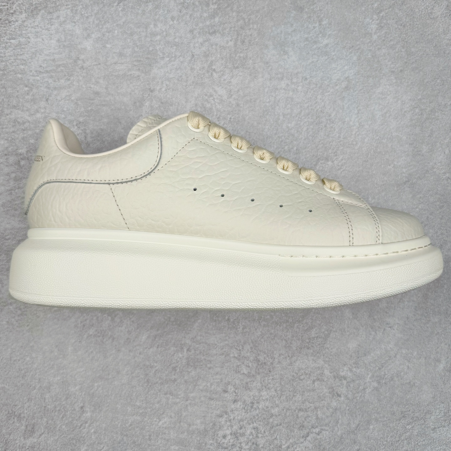 Alexander McQueen 亚历山大麦昆小白鞋 东莞纯原 现市场所售版本天花板一梯队级别 原鞋在手可对比 可提供拍摄 高端零售客户最爱厚底增高小白鞋 正品购回原版开发 鞋底厚4.5cm 全鞋面进口牛皮 丝绸亚光原版水染羊皮内里 牛皮垫脚 回弹度到位 耐磨舒适 （⚠官方同步尺码带半码）全套得物毒盒蓝色外包盒 加厚层工艺原盒 并赠送极品丝带和购物袋 中底附带厂标钢印 女码中底和原版一致的13钉工艺（作用是小钉弯曲后可将中底与帮脚抓得更紧密）鞋盒贴标使用了高精密打印机，清晰与原版一致赠送加厚麻布防尘袋 闲置时可使用防尘尺码：35 36 36.5 37 37.5 38 38.5 39 40 40.5 41 41.5 42 42.5 43 43.5 44 45 官网一致尺码-选品中心