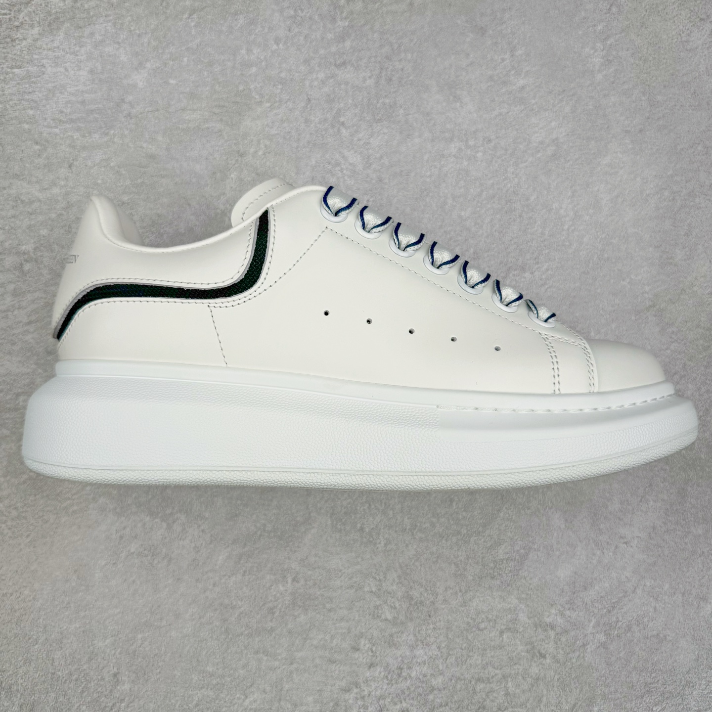 Alexander McQueen 亚历山大麦昆小白鞋 东莞纯原 现市场所售版本天花板一梯队级别 原鞋在手可对比 可提供拍摄 高端零售客户最爱厚底增高小白鞋 正品购回原版开发 鞋底厚4.5cm 全鞋面进口牛皮 丝绸亚光原版水染羊皮内里 牛皮垫脚 回弹度到位 耐磨舒适 （⚠官方同步尺码带半码）全套得物毒盒蓝色外包盒 加厚层工艺原盒 并赠送极品丝带和购物袋 中底附带厂标钢印 女码中底和原版一致的13钉工艺（作用是小钉弯曲后可将中底与帮脚抓得更紧密）鞋盒贴标使用了高精密打印机，清晰与原版一致赠送加厚麻布防尘袋 闲置时可使用防尘尺码：35 36 36.5 37 37.5 38 38.5 39 40 40.5 41 41.5 42 42.5 43 43.5 44 45 官网一致尺码-选品中心