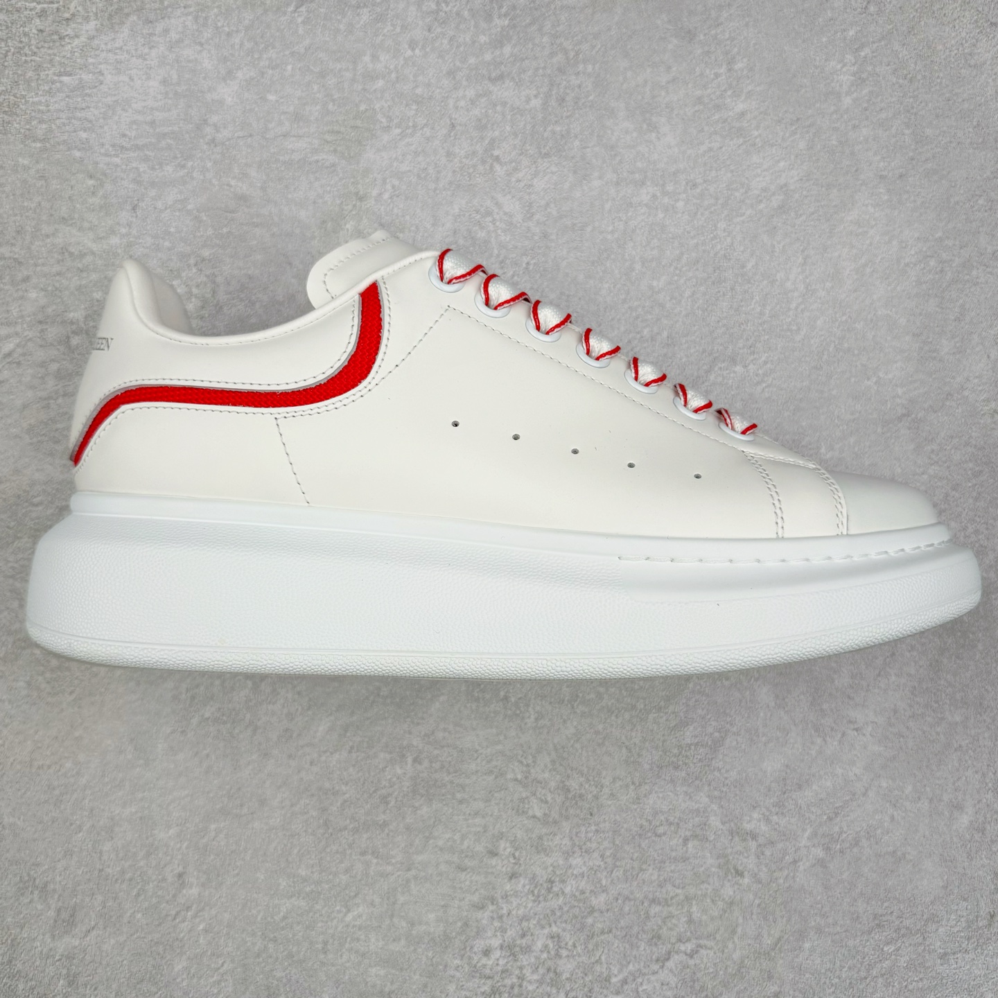 Alexander McQueen 亚历山大麦昆小白鞋 东莞纯原 现市场所售版本天花板一梯队级别 原鞋在手可对比 可提供拍摄 高端零售客户最爱厚底增高小白鞋 正品购回原版开发 鞋底厚4.5cm 全鞋面进口牛皮 丝绸亚光原版水染羊皮内里 牛皮垫脚 回弹度到位 耐磨舒适 （⚠官方同步尺码带半码）全套得物毒盒蓝色外包盒 加厚层工艺原盒 并赠送极品丝带和购物袋 中底附带厂标钢印 女码中底和原版一致的13钉工艺（作用是小钉弯曲后可将中底与帮脚抓得更紧密）鞋盒贴标使用了高精密打印机，清晰与原版一致赠送加厚麻布防尘袋 闲置时可使用防尘尺码：35 36 36.5 37 37.5 38 38.5 39 40 40.5 41 41.5 42 42.5 43 43.5 44 45 官网一致尺码-选品中心