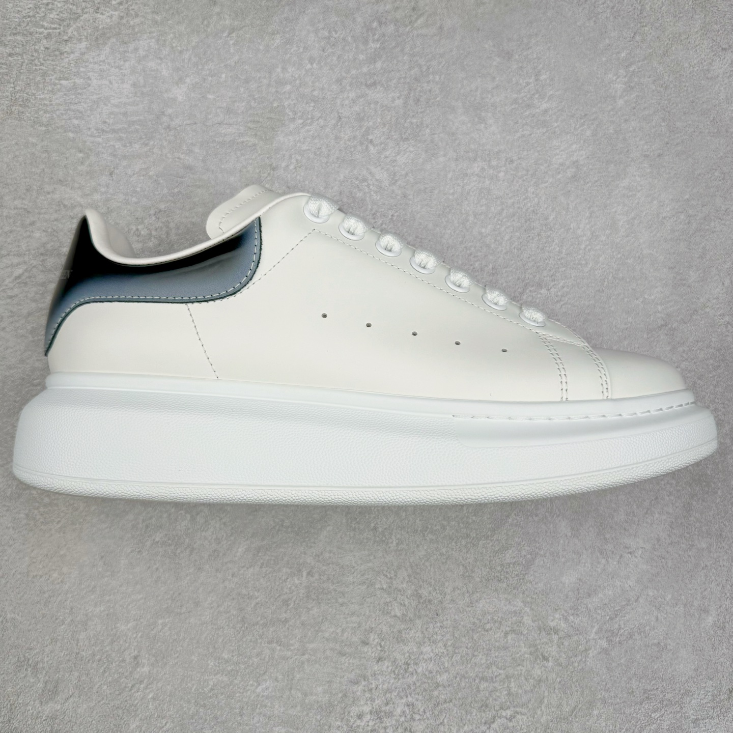 Alexander McQueen 亚历山大麦昆小白鞋 东莞纯原 现市场所售版本天花板一梯队级别 原鞋在手可对比 可提供拍摄 高端零售客户最爱厚底增高小白鞋 正品购回原版开发 鞋底厚4.5cm 全鞋面进口牛皮 丝绸亚光原版水染羊皮内里 牛皮垫脚 回弹度到位 耐磨舒适 （⚠官方同步尺码带半码）全套得物毒盒蓝色外包盒 加厚层工艺原盒 并赠送极品丝带和购物袋 中底附带厂标钢印 女码中底和原版一致的13钉工艺（作用是小钉弯曲后可将中底与帮脚抓得更紧密）鞋盒贴标使用了高精密打印机，清晰与原版一致赠送加厚麻布防尘袋 闲置时可使用防尘尺码：35 36 36.5 37 37.5 38 38.5 39 40 40.5 41 41.5 42 42.5 43 43.5 44 45 官网一致尺码-选品中心