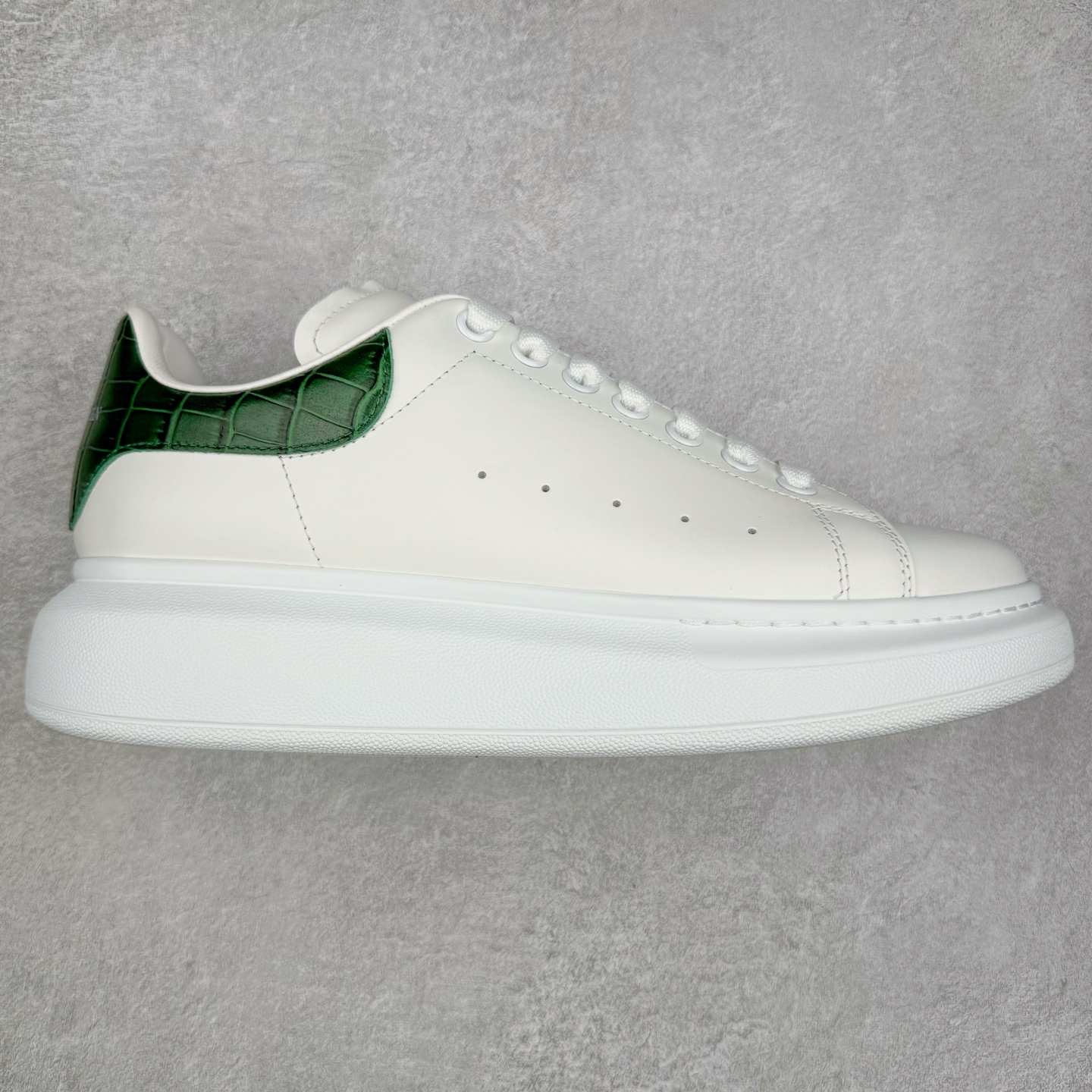 Alexander McQueen 亚历山大麦昆小白鞋 东莞纯原 现市场所售版本天花板一梯队级别 原鞋在手可对比 可提供拍摄 高端零售客户最爱厚底增高小白鞋 正品购回原版开发 鞋底厚4.5cm 全鞋面进口牛皮 丝绸亚光原版水染羊皮内里 牛皮垫脚 回弹度到位 耐磨舒适 （⚠官方同步尺码带半码）全套得物毒盒蓝色外包盒 加厚层工艺原盒 并赠送极品丝带和购物袋 中底附带厂标钢印 女码中底和原版一致的13钉工艺（作用是小钉弯曲后可将中底与帮脚抓得更紧密）鞋盒贴标使用了高精密打印机，清晰与原版一致赠送加厚麻布防尘袋 闲置时可使用防尘尺码：35 36 36.5 37 37.5 38 38.5 39 40 40.5 41 41.5 42 42.5 43 43.5 44 45 官网一致尺码-选品中心