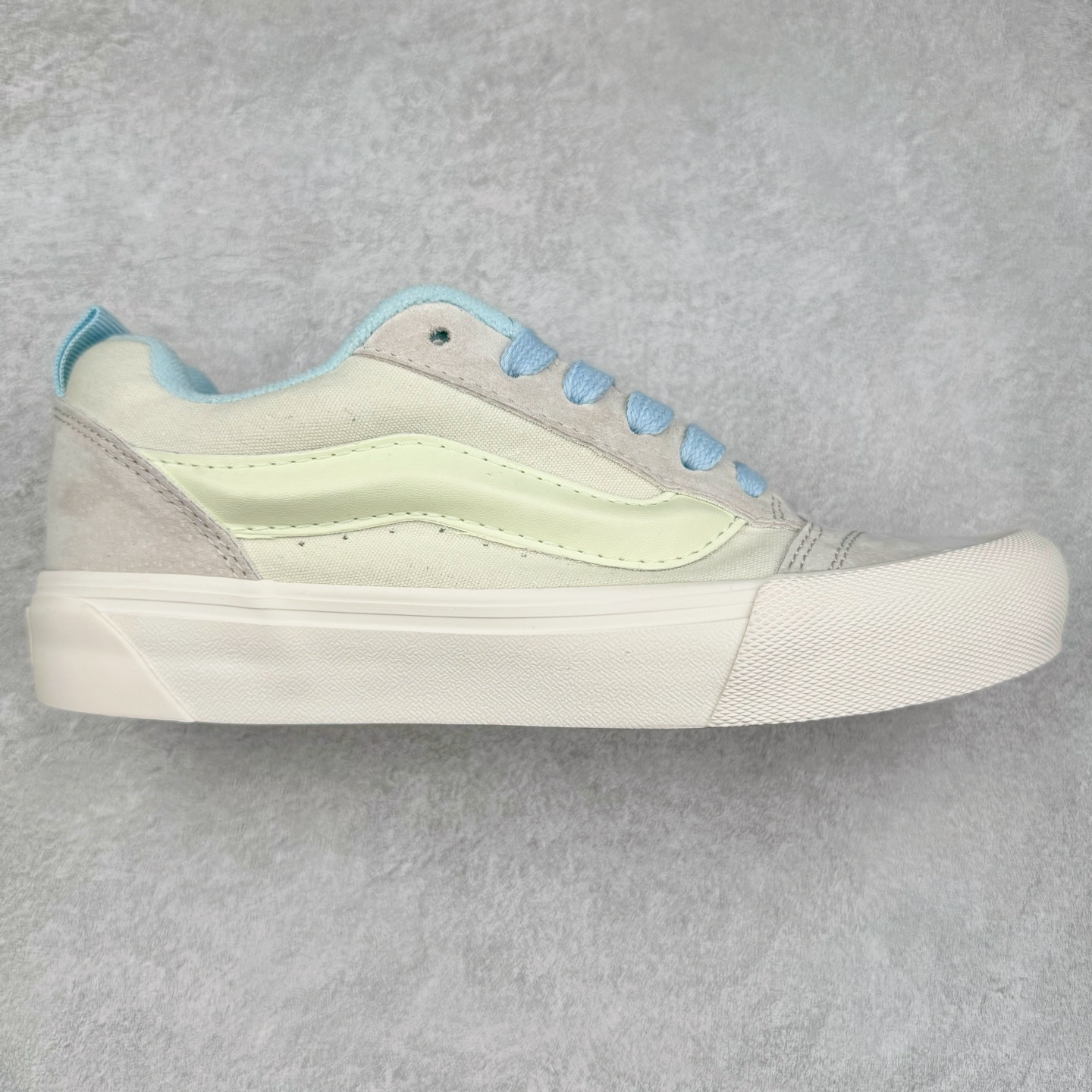 Vans Knu Skool Classics 白蓝荧光/黑紫荧光 范斯新款 复古休闲胖胖面包鞋 肥胖版立体大Logo 男女同款 “闪闪发光的万斯面包出货啦!”夜光版本,白天晒一下,晚上亮一晚上!日常搭配也很好搭,麂皮拼接多安帆布,质感这一块拉满了! 货号:VN000D6CZ5D 尺码:35 36 36.5 37 38 38.5 39 40 40.5 41 42 42.5 43 44-选品中心