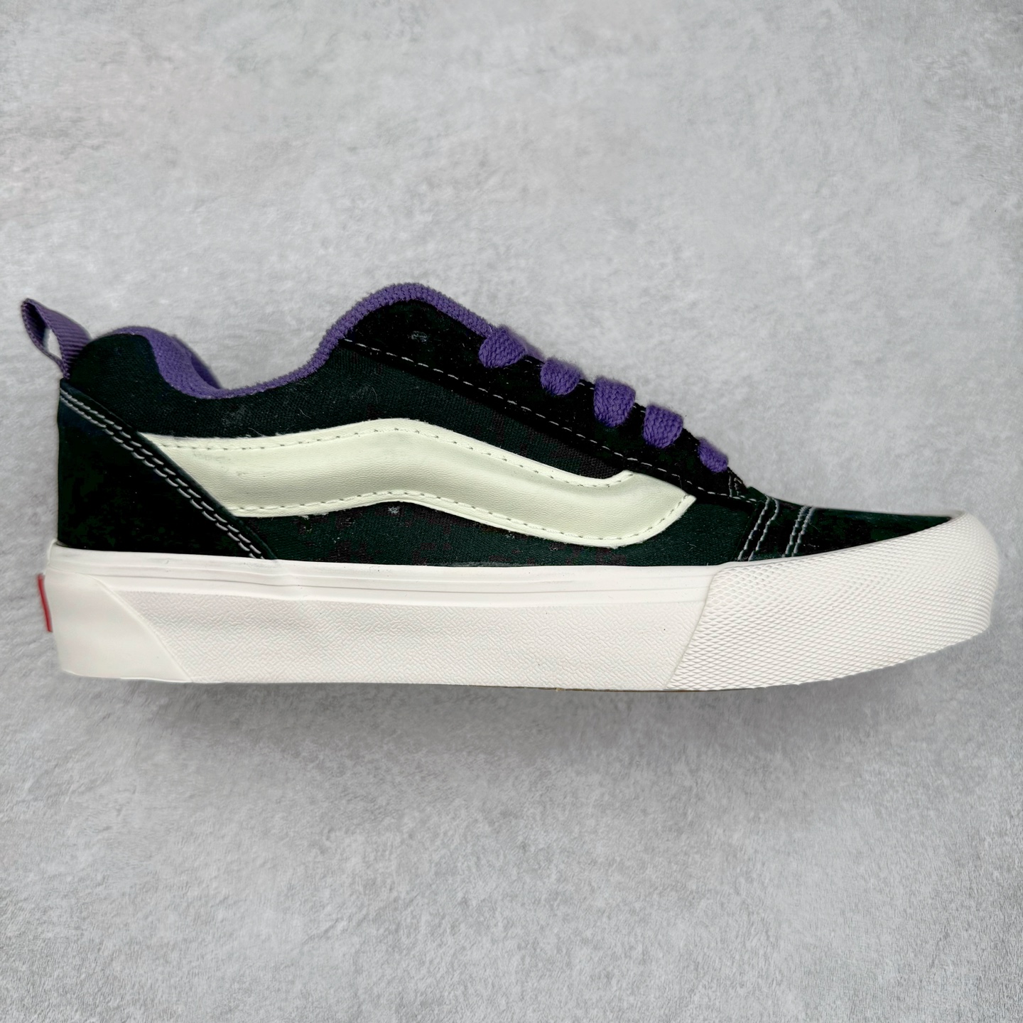 Vans Knu Skool Classics 白蓝荧光/黑紫荧光 范斯新款 复古休闲胖胖面包鞋 肥胖版立体大Logo 男女同款 “闪闪发光的万斯面包出货啦！”夜光版本，白天晒一下，晚上亮一晚上！日常搭配也很好搭，麂皮拼接多安帆布，质感这一块拉满了！ 货号：VN000D6CZ5D 尺码：35 36 36.5 37 38 38.5 39 40 40.5 41 42 42.5 43 44-选品中心