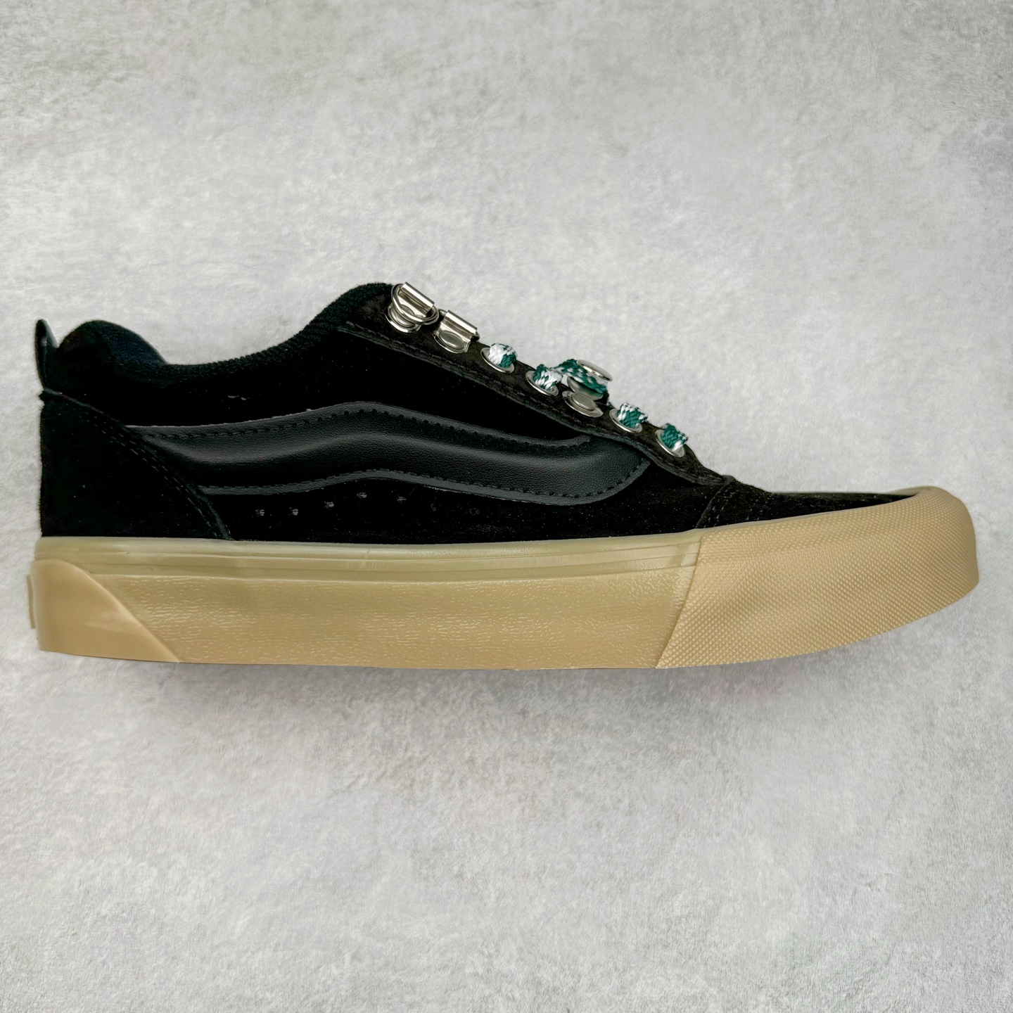 Vans Knu Skool 黑绿生胶 范斯官方 复古休闲胖胖面包鞋 肥胖版大LOGO原版全皮猪八面料 苏格兰绿格纹编织鞋带搭配铁扣设计 货号：VN000CRPB9M 尺码：35 36 36.5 37 38 38.5 39 40 40.5 41 42 42.5 43 44 工艺：硫化1：1（重量1：1、真标、原钢印、材质标、鞋型标、合格证）-选品中心