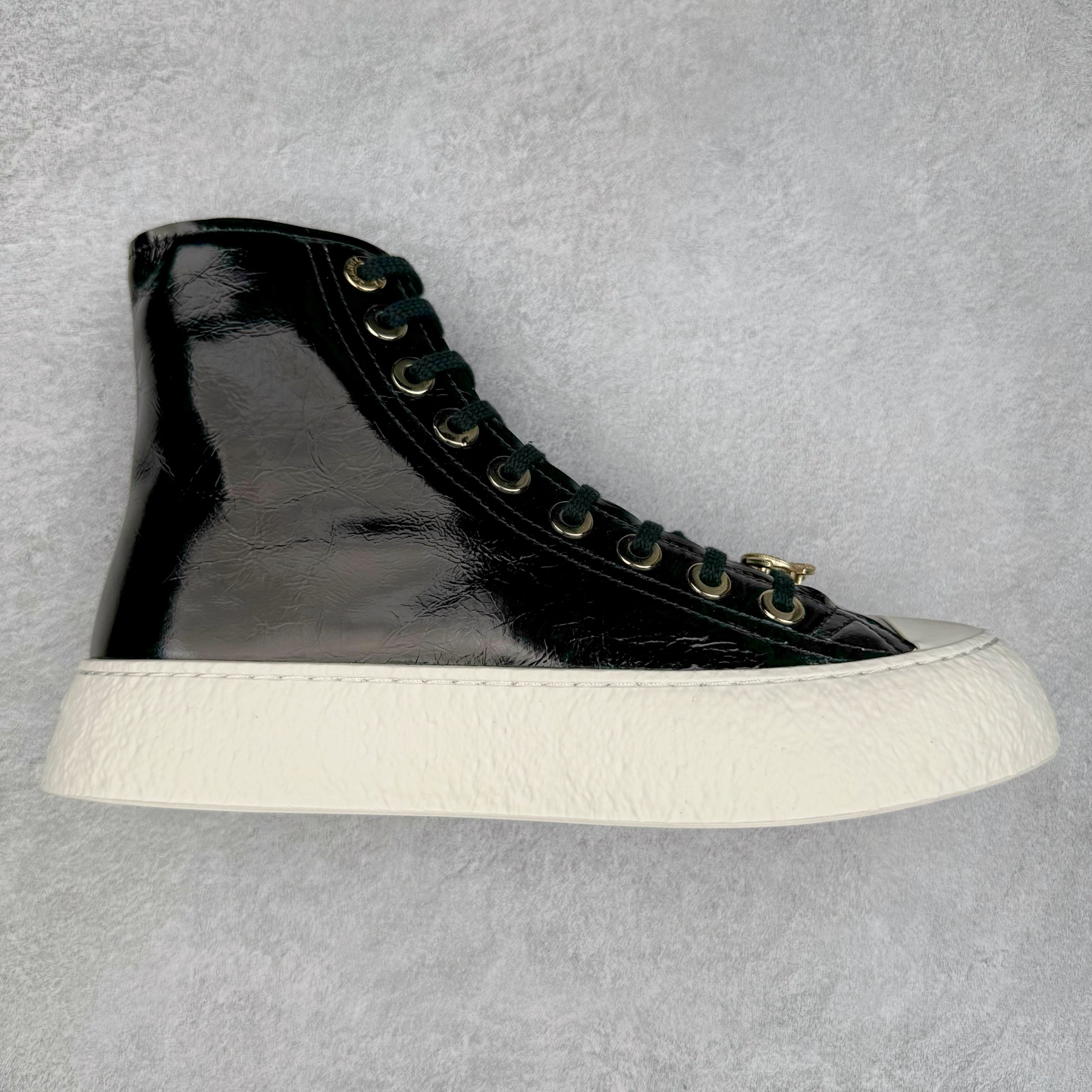 Chanel香奈儿24SS最新款 全皮 熊猫配色 小白鞋 休闲 运动鞋 滑板鞋 原版购入开发做货 小香 C家 专柜又一超级大爆款 网红博主小姐姐们的挚爱 社交平台的各种夸赞 人气超高质感透气超级春夏 看到这期总能唤起少女内心对时髦的诉求 最新小牛皮材质 经典黑白配色 上脚时髦感十足 容易打理 配送专柜精美包装🛍📦 ▪面料： 原版定制进口牛皮材质 ▪内里：定制柔软羊皮里 ▪鞋底：原版开模TPU防滑大底 ▪底厚：2.5CM 尺码： 35-40-选品中心