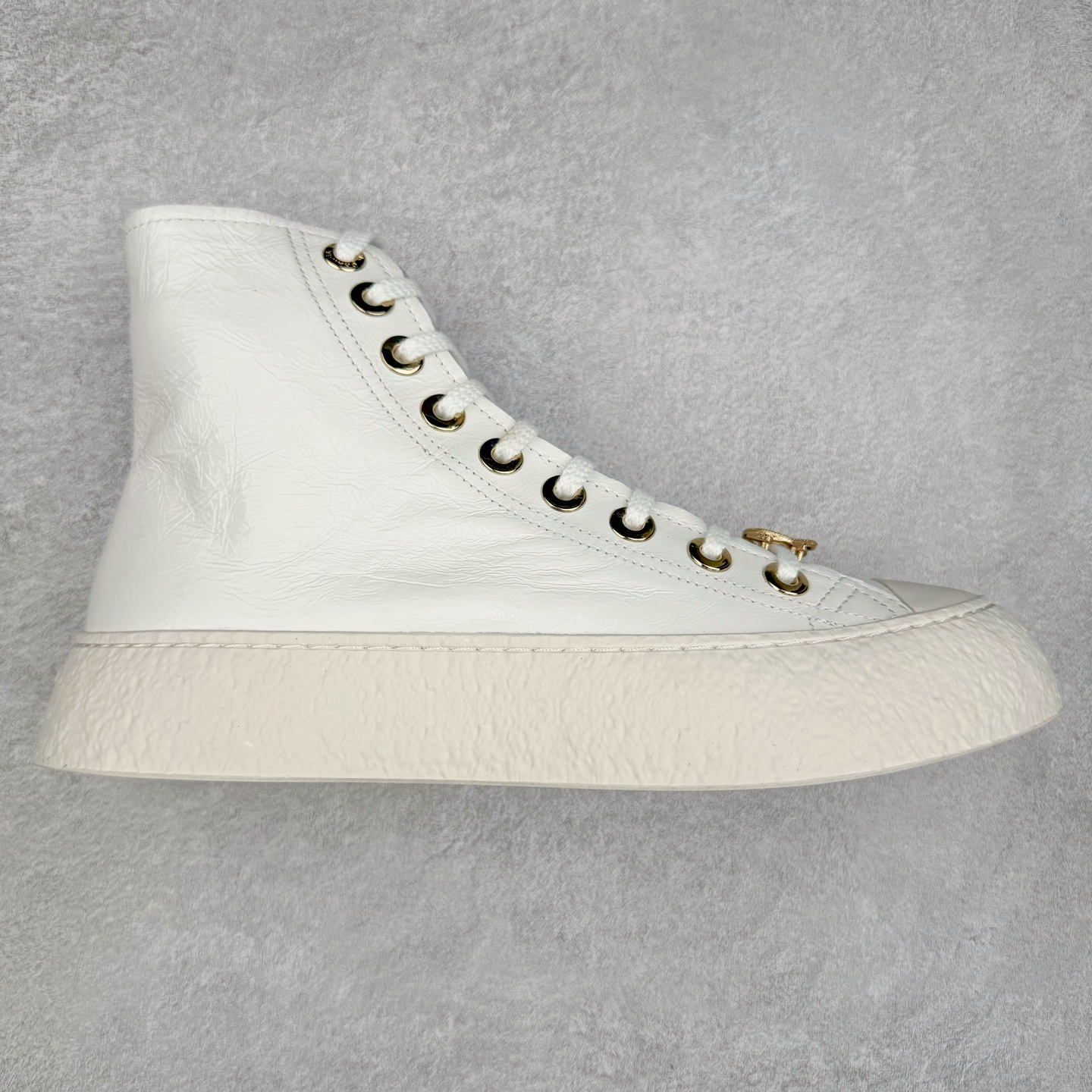 Chanel香奈儿24SS最新款 全皮 熊猫配色 小白鞋 休闲 运动鞋 滑板鞋 原版购入开发做货 小香 C家 专柜又一超级大爆款 网红博主小姐姐们的挚爱 社交平台的各种夸赞 人气超高质感透气超级春夏 看到这期总能唤起少女内心对时髦的诉求 最新小牛皮材质 经典黑白配色 上脚时髦感十足 容易打理 配送专柜精美包装🛍📦 ▪面料： 原版定制进口牛皮材质 ▪内里：定制柔软羊皮里 ▪鞋底：原版开模TPU防滑大底 ▪底厚：2.5CM 尺码： 35-40-选品中心