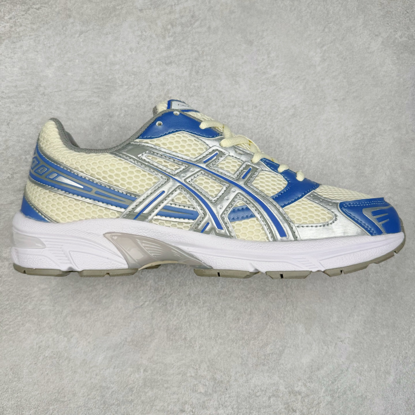 ＃特价福利 ASICS GEL-KAYANO 14 亚瑟士K14系列户外复古潮流百搭织物合成革缓震休闲跑步鞋 原装纸板楦头开发 独家私模五层组合大底 原厂定制缓震硅胶加持 原盒原配 官方四联吊牌 原装Ortholite轻量化鞋垫 设计师 Hidenori Yamashita 以「Flash」一词为灵感 创造出未来感金属色鞋面 改造升级内在性能 由内而外全面革新 为 GEL-KAYANO 家族传承及经典跑鞋文化的延续 创下里程碑式作品 K14跑鞋重新诠释了复古的跑步形状 并以其 2000 年代后期的美学理念重新铺装 银色与蓝色的鞋面极为高档 网面铺陈与鞋面、鞋头多处细节位增添了透气性 鞋后跟部中底上以及多密度耐磨鞋底增加了 GEL 缓震胶 提供高抗冲击性、缓冲性、可保护脚部免受地面冲击的影响 穿着舒适性十足 实拍调校N版已经零色差零失真 百分百还原实物色彩所见即所得 不存在货不对板色差等低级问题 选购参考实物拍摄 不混卖不参货 只用心做好货严格选品 承诺混一赔十 尺码：36 36.5 37.5 38 38.5 39 40 40.5 41 42 42.5 43 44 44.5 45-选品中心