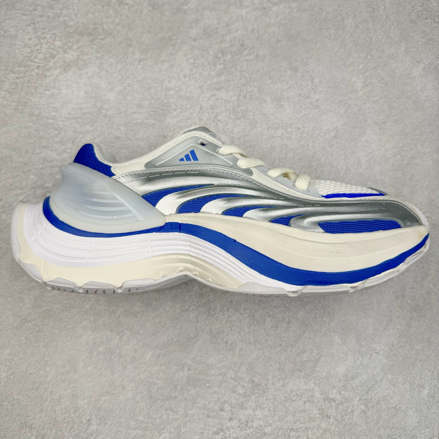 AD XLG MTW系列 舒适百搭防滑耐磨低帮跑步鞋老爹鞋 JS1502 鞋面采用贯穿式银条 完整的线条流畅度带来充分的视觉享受 鞋舌若隐若现的LOGO充满神秘感 夸张的鞋后跟幅度设计 线条感延伸至后跟标志三条杆彰显adidas调性 中底采用LIGHT STRIKE科技 在满足穿搭属性的同时提供舒适的脚感 完整的流线型设计语言 从鞋面贯穿到鞋底以及鞋花纹路 颜值与实力兼具 秀场与日常皆融 未来已来 让我们继续期待 实拍调校N版已经零色差零失真 百分百还原实物色彩所见即所得 不存在货不对板色差等低级问题 选购参考实物拍摄 不混卖不参货 只用心做好货严格选品 承诺混一赔十 尺码：36 36.5 37.5 38 38.5 39 40 40.5 41 42 42.5 43 44 44.5 45-选品中心