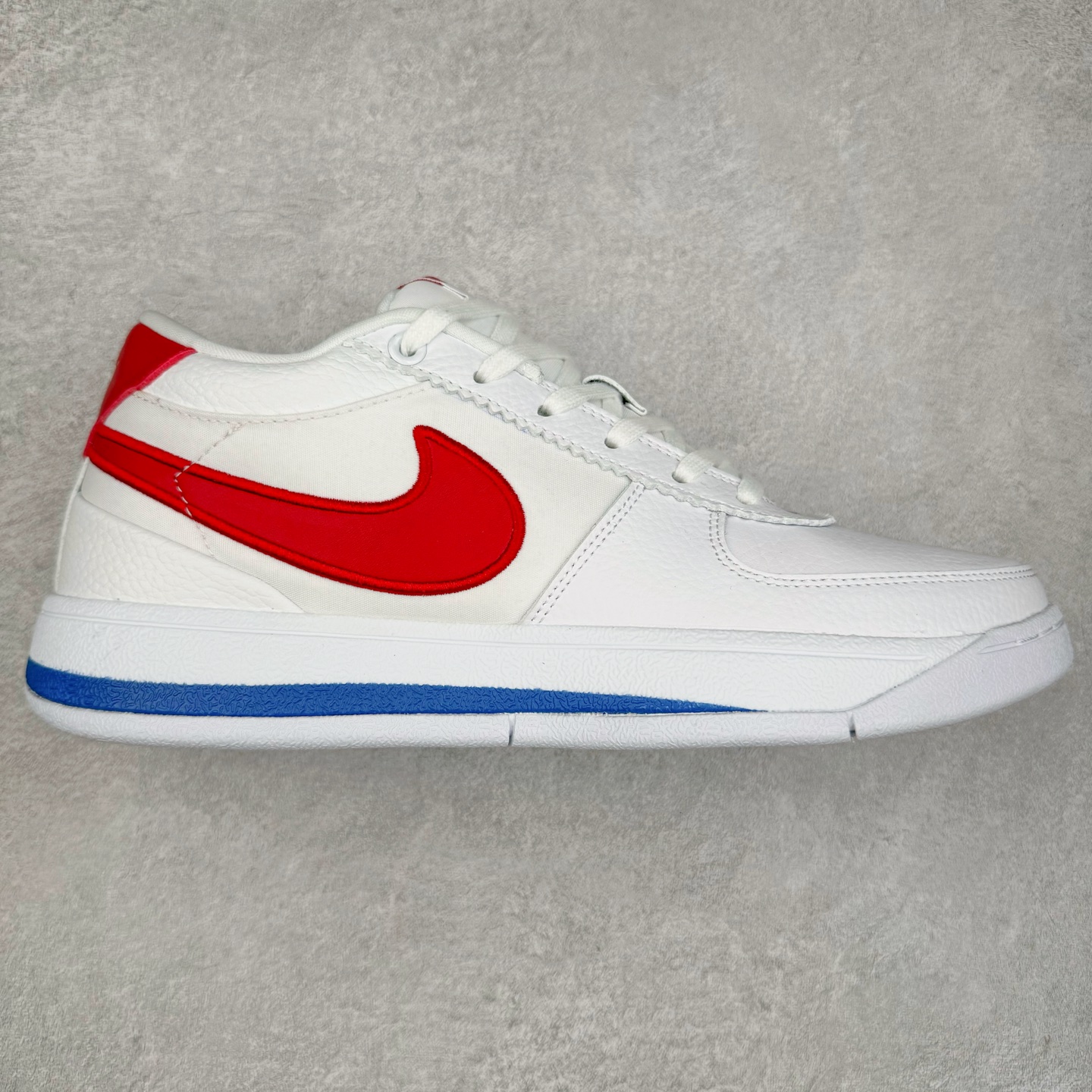 NK Book 1 德文布克一代签名篮球鞋 FJ4250-105 菲尼克斯太阳队的超级巨星德文·布克终于有了第一款签名鞋NK D Book 1 将于2024年春季首次亮相 为了准备2024年春季发布 Book 1引入了全新的NK Book 1 “Cool Grey”配色 由Devin Booker在太阳队的训练中推出 这种新的配色方案 很可能将以球员的专属推出 脚趾和脚跟覆盖层上以“冷灰色”色调 以及带有透气孔脚踝 其他细节在Swoosh标志采用磨面皮革制成 由纹理丰富的帆布面料包裹 白色鞋底带有冷灰色斑点 营造出时尚感 特别鞋款融入了一些个人元素 数字“96”象征着德文·布克的出生年份 增加了一种独特的感觉 鞋跟拉环突出了白色的附加层 巧妙地反映了书籍的页面 而独特的BOOK1标志则为鞋舌增色不少 尺码：39 40 40.5 41 42 42.5 43 44 44.5 45 46-选品中心