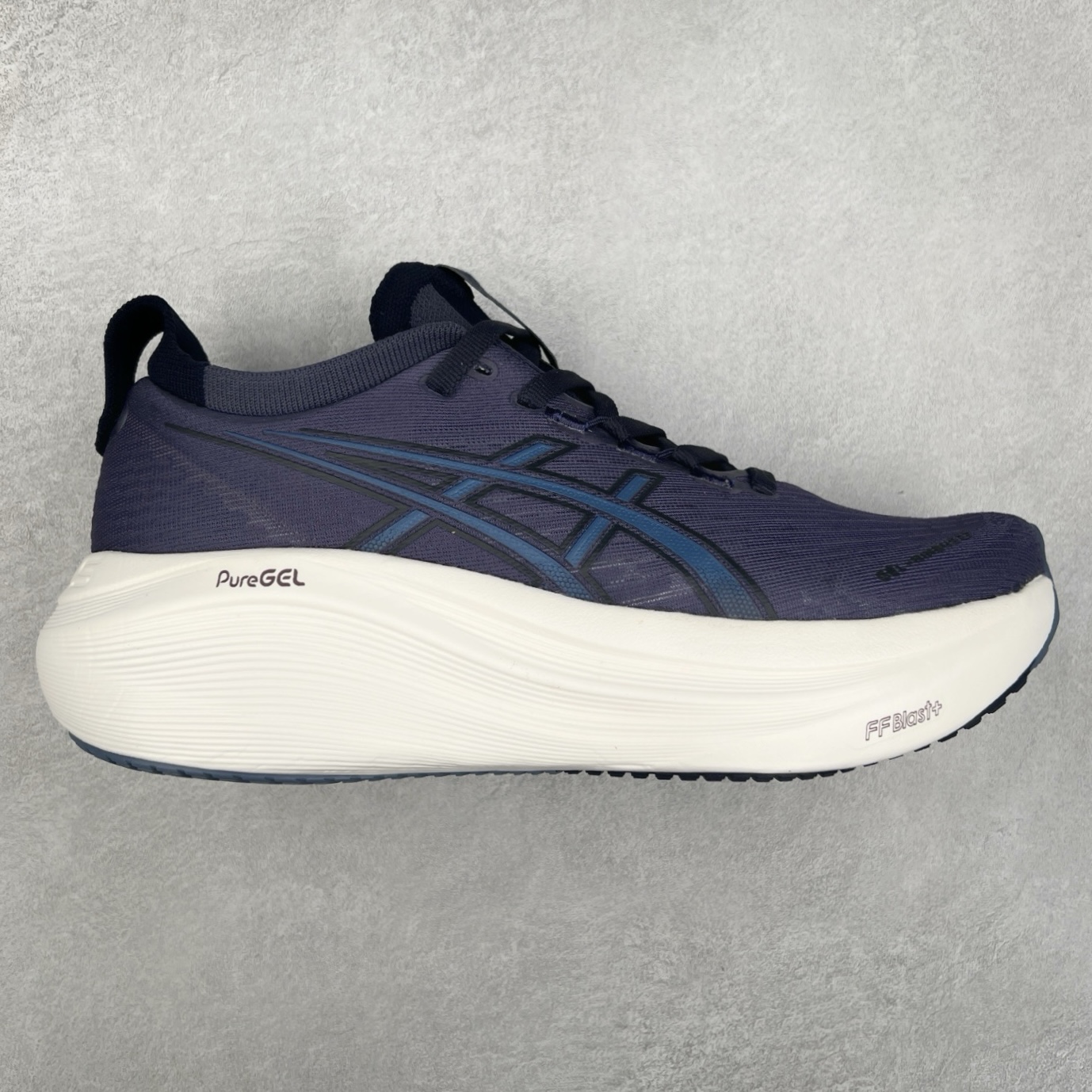 Asics GEL-Nimbus 27 亚瑟士缓震跑鞋 近年复古风潮的势头很旺 ASICS一直坚信保持身体的健康与活力是打造健康快乐的生活方式的最佳途径 ASICS为复古鞋型注入新设计 为玩家的街头穿搭提供了更多可能 GEL-NIMBUSTM9运动鞋最初是为中立和仰卧跑步者设计的长距离训练器 采用原始材料和关键细节重新设计 其Y2K时代的工业外观也被大胆的对比和色块所抵消 尺码：36 36.5 37.5 38 38.5 39 40 40.5 41.5 42 42.5 43.5 44 44.5 45-选品中心