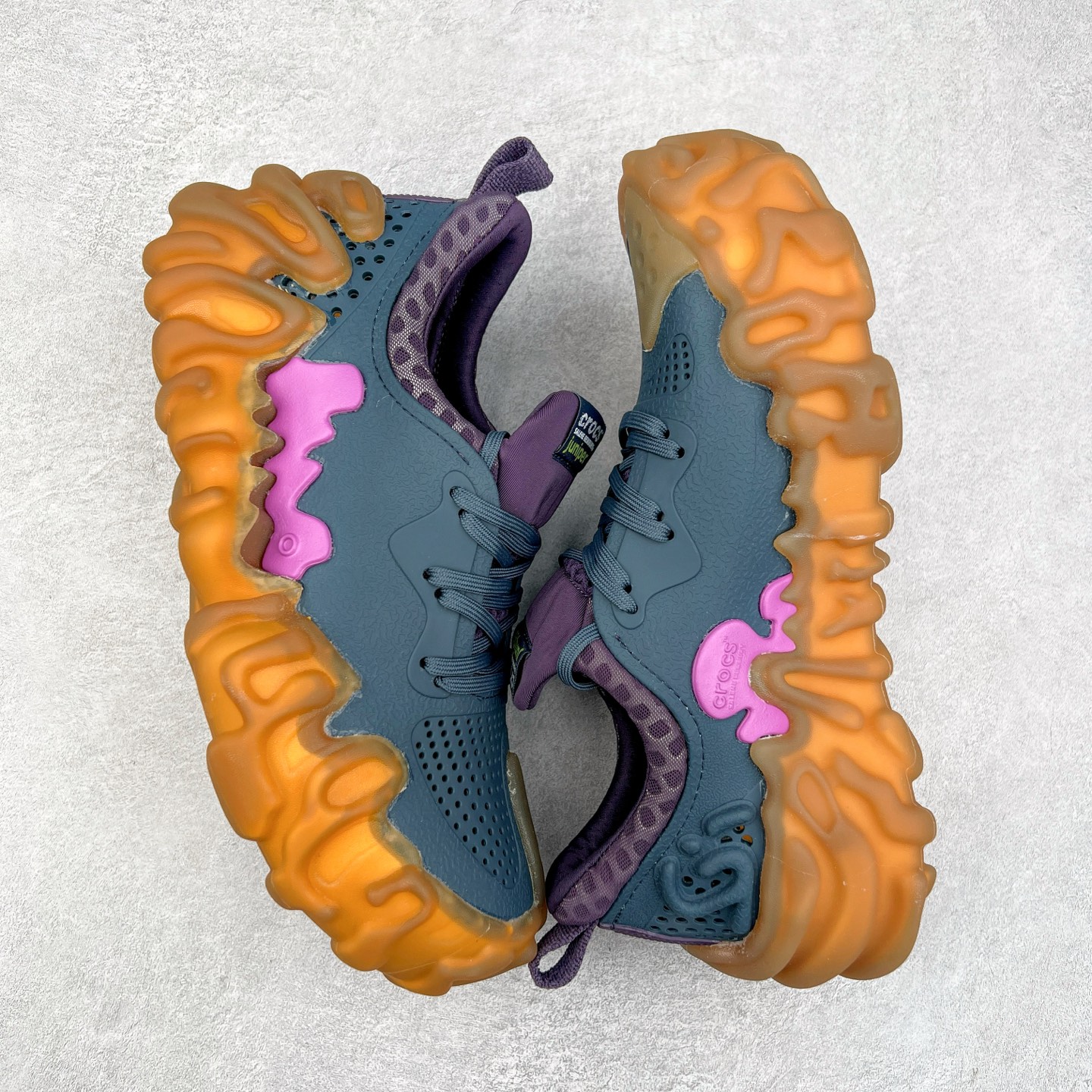 图片[3]-＃DG莞产 Salehe Bembury x Crocs Pollex Juniper 卡骆驰联名款经典简约休闲沙滩洞洞拖鞋凉鞋 透明防水袋包装 注意配件需单独购买 超轻Croslite专利材料打造 鞋面更加耐用易清洗 该鞋款轻盈舒适 2002年 经典克骆格诞生 秉承外形简单 穿着舒适的初衷 不断为消费者带来舒适的穿着体验 穿出“趣”味 鞋面洞洞可搭彰显个性的智必星 一鞋两穿 可调节式后跟带增添鞋身的稳固性能 放前面变成愜意舒适的凉拖 放后面行走跑跳更加稳妥 Croslite ™材料 封闭式细胞树脂 能够在体温作用下自动变形以适应脚部形状 涉水性优秀的同时易于清洁 抓地力强 不易打滑 Crocs的核心理念：轻便 灵活 全方位的舒适感 同步官方尺码：M4（36-37） M5（37-38）M6（38-39）M7（39-40）M8（41-42）M9（42-43）M10（43-44）M11（45-46）-选品中心