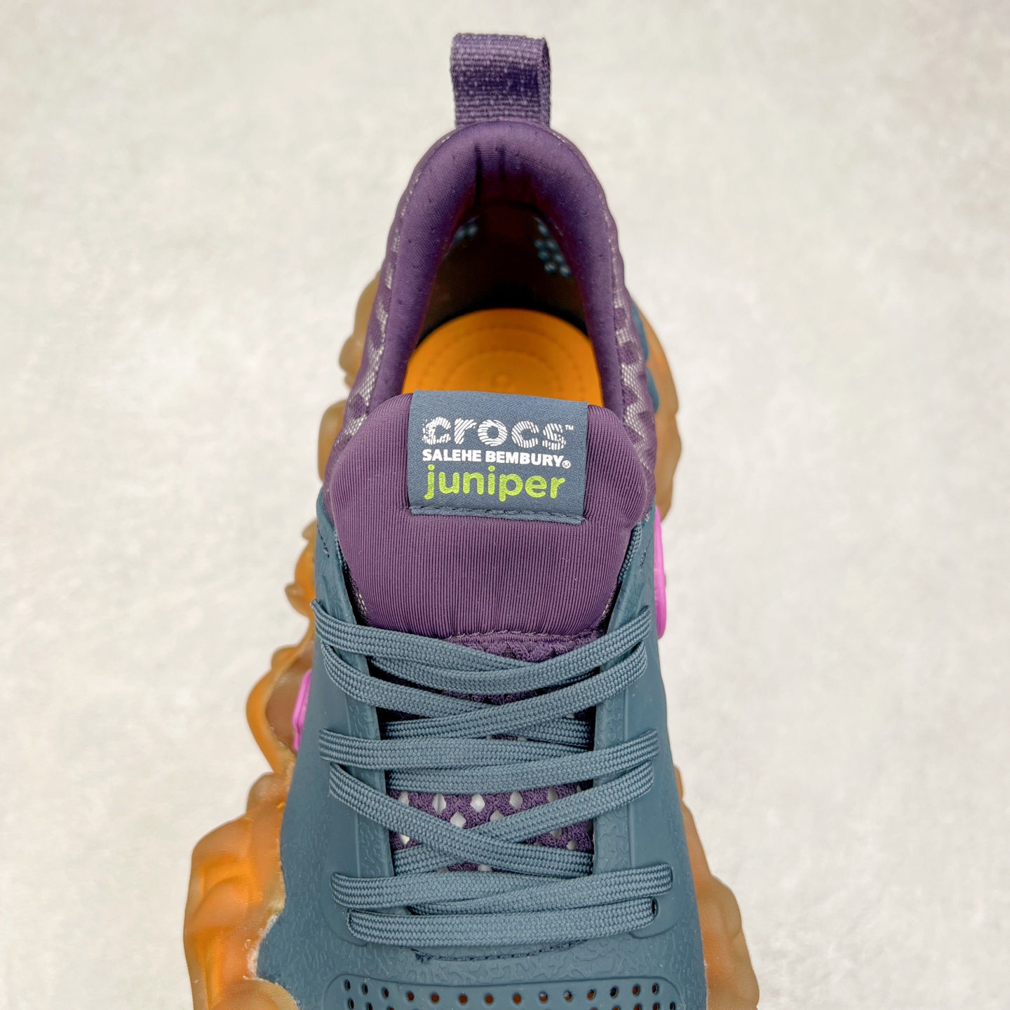 图片[5]-＃DG莞产 Salehe Bembury x Crocs Pollex Juniper 卡骆驰联名款经典简约休闲沙滩洞洞拖鞋凉鞋 透明防水袋包装 注意配件需单独购买 超轻Croslite专利材料打造 鞋面更加耐用易清洗 该鞋款轻盈舒适 2002年 经典克骆格诞生 秉承外形简单 穿着舒适的初衷 不断为消费者带来舒适的穿着体验 穿出“趣”味 鞋面洞洞可搭彰显个性的智必星 一鞋两穿 可调节式后跟带增添鞋身的稳固性能 放前面变成愜意舒适的凉拖 放后面行走跑跳更加稳妥 Croslite ™材料 封闭式细胞树脂 能够在体温作用下自动变形以适应脚部形状 涉水性优秀的同时易于清洁 抓地力强 不易打滑 Crocs的核心理念：轻便 灵活 全方位的舒适感 同步官方尺码：M4（36-37） M5（37-38）M6（38-39）M7（39-40）M8（41-42）M9（42-43）M10（43-44）M11（45-46）-选品中心