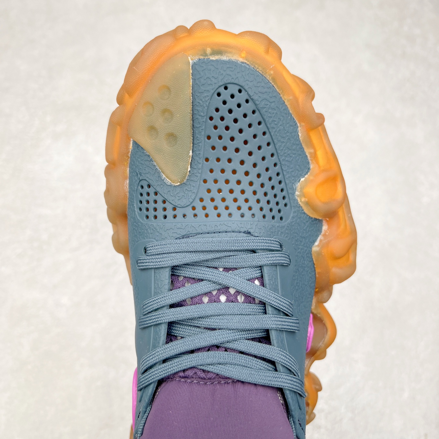 图片[4]-＃DG莞产 Salehe Bembury x Crocs Pollex Juniper 卡骆驰联名款经典简约休闲沙滩洞洞拖鞋凉鞋 透明防水袋包装 注意配件需单独购买 超轻Croslite专利材料打造 鞋面更加耐用易清洗 该鞋款轻盈舒适 2002年 经典克骆格诞生 秉承外形简单 穿着舒适的初衷 不断为消费者带来舒适的穿着体验 穿出“趣”味 鞋面洞洞可搭彰显个性的智必星 一鞋两穿 可调节式后跟带增添鞋身的稳固性能 放前面变成愜意舒适的凉拖 放后面行走跑跳更加稳妥 Croslite ™材料 封闭式细胞树脂 能够在体温作用下自动变形以适应脚部形状 涉水性优秀的同时易于清洁 抓地力强 不易打滑 Crocs的核心理念：轻便 灵活 全方位的舒适感 同步官方尺码：M4（36-37） M5（37-38）M6（38-39）M7（39-40）M8（41-42）M9（42-43）M10（43-44）M11（45-46）-选品中心